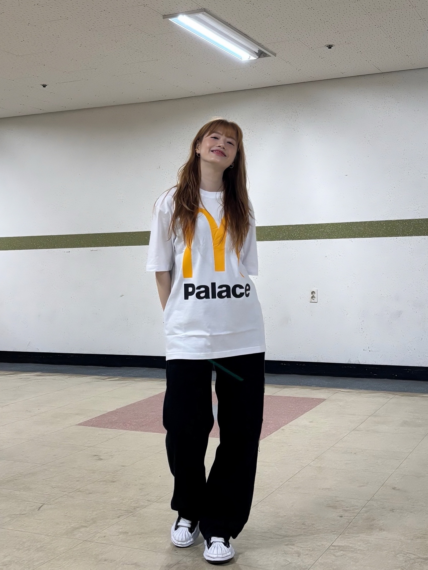 Palace x McDonald's Logo T-Shirt White - 23FW, Maison Mihara Yasuhiro Blakey OG Sole Canvas Low-top Sneakers Black White 착용 스타일 - 4
