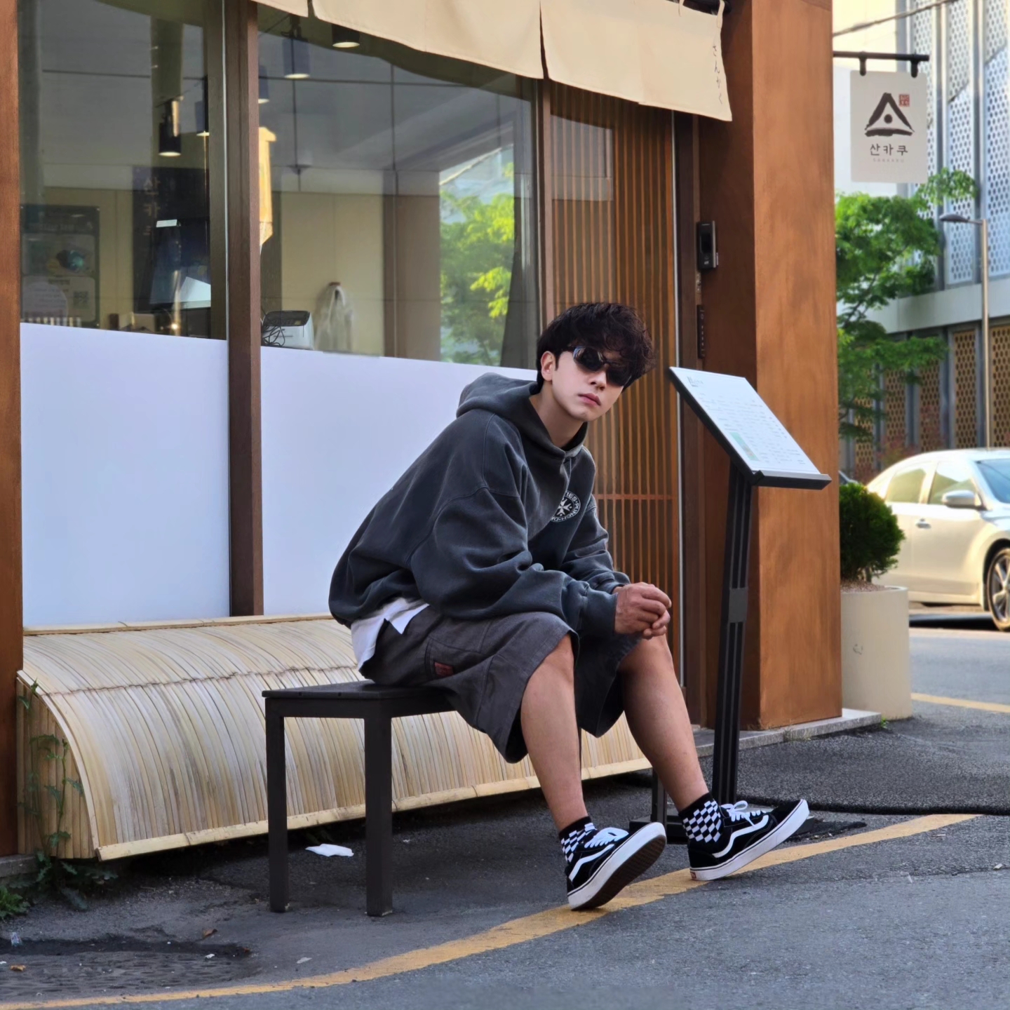 Punch Drunk Parties Circle Logo Garment Dyed Hoodie Khaki, Vans ComfyCush Old Skool Black True white 착용 스타일 - 1