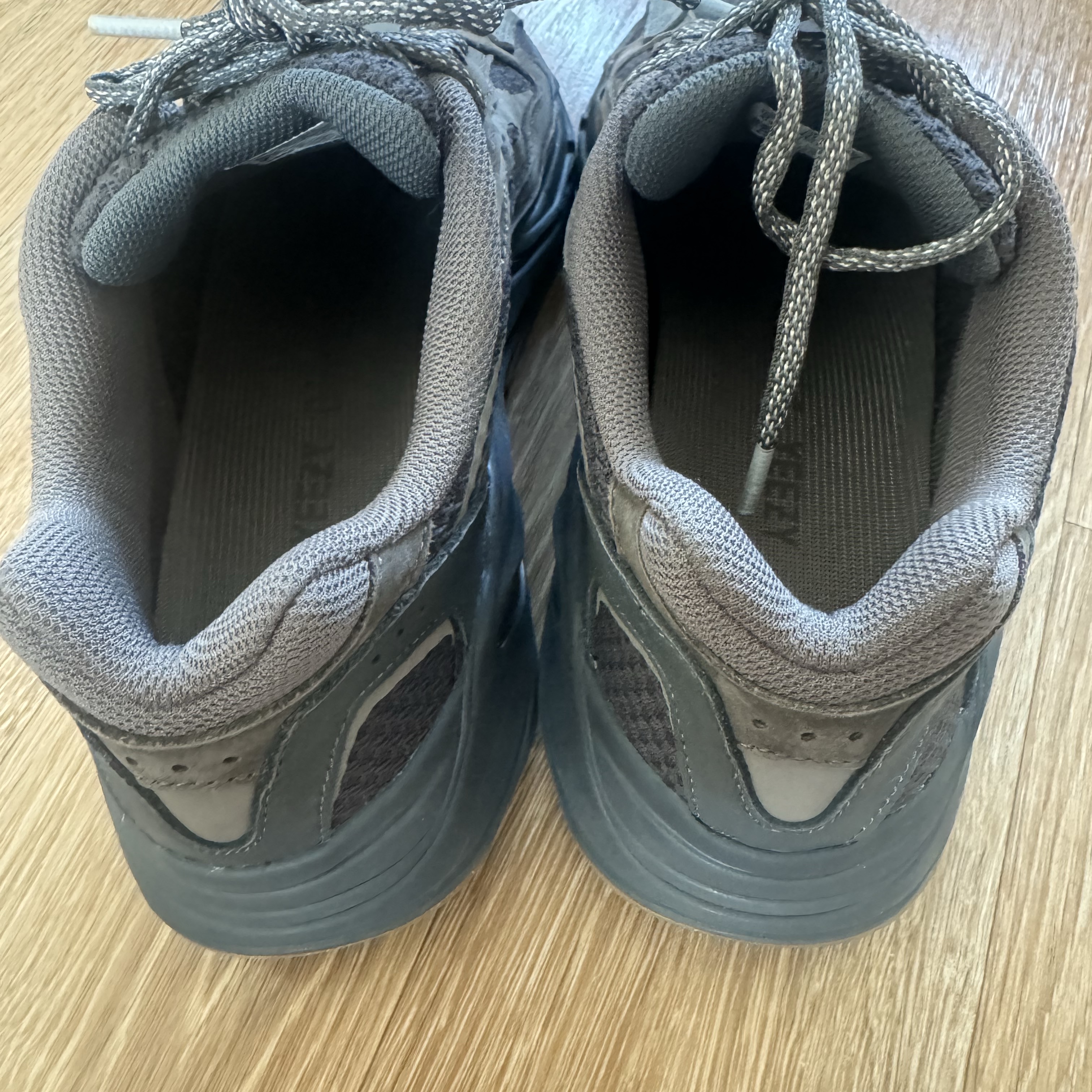 Adidas Yeezy Boost 700 V2 Geode 착용 스타일 - 3