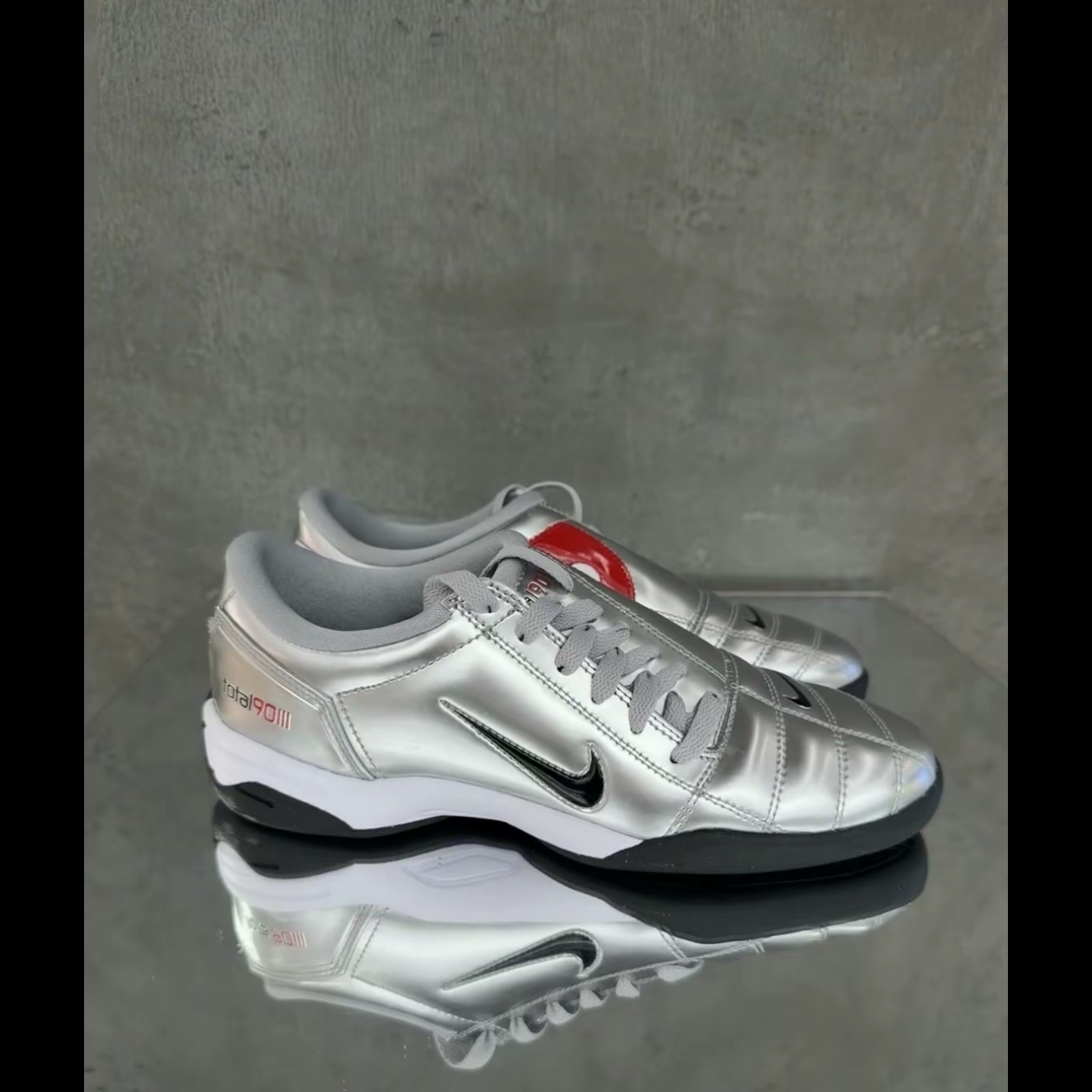 Nike Total 90 III SP Metallic Silver and Black 착용 스타일