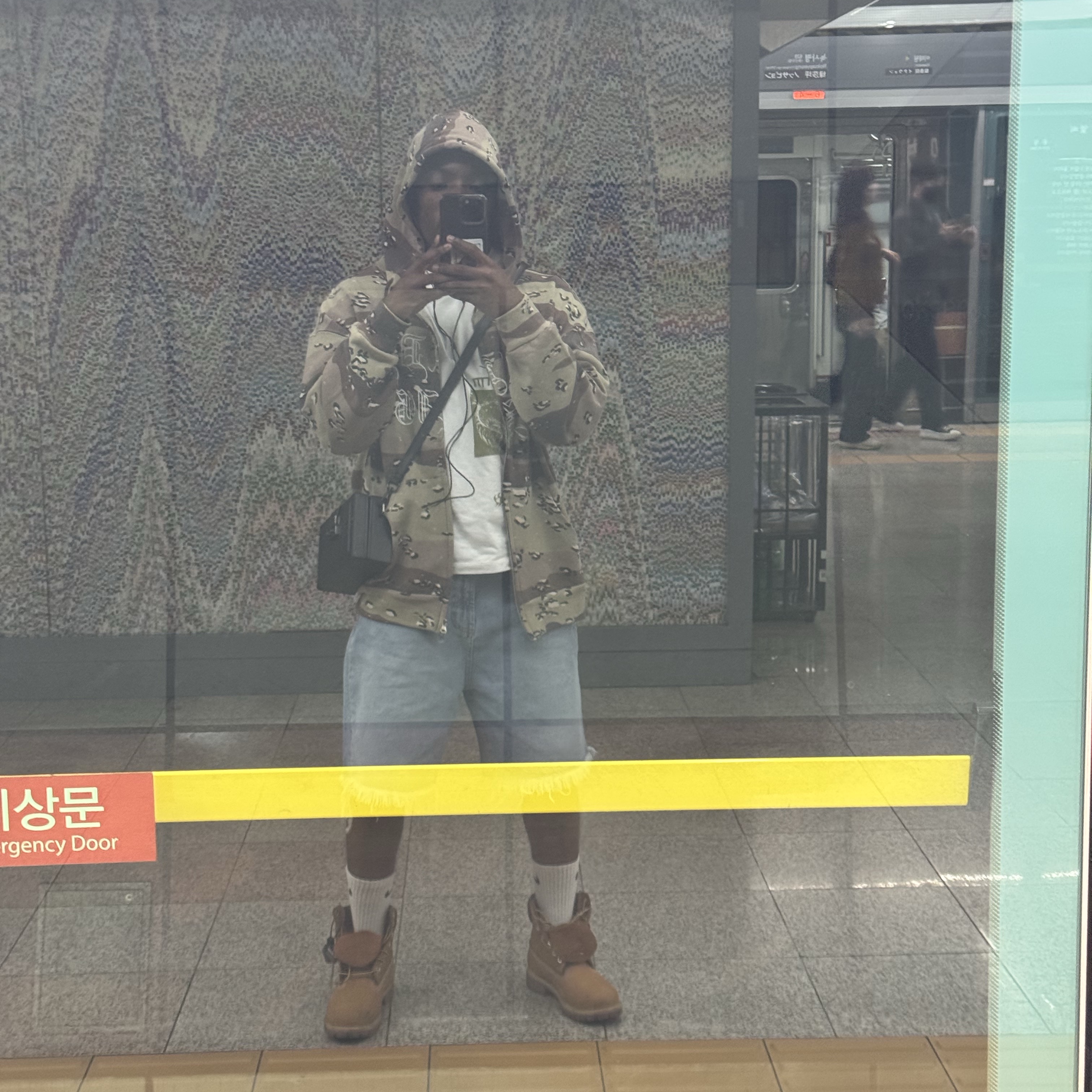[KREAM 단독] Suade Camo Hood Zip Up Camo 착용 스타일
