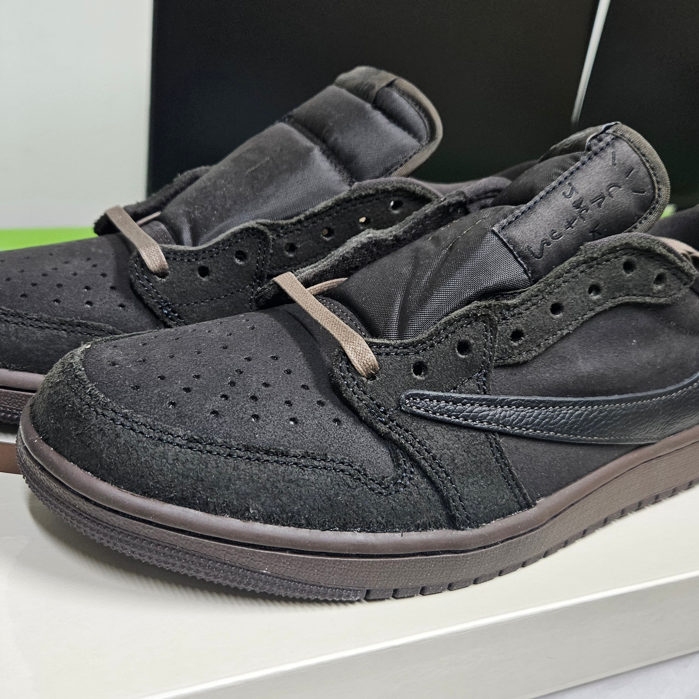Jordan 1 x Travis Scott Retro Low OG SP Velvet Brown and Dark Mocha 착용 스타일