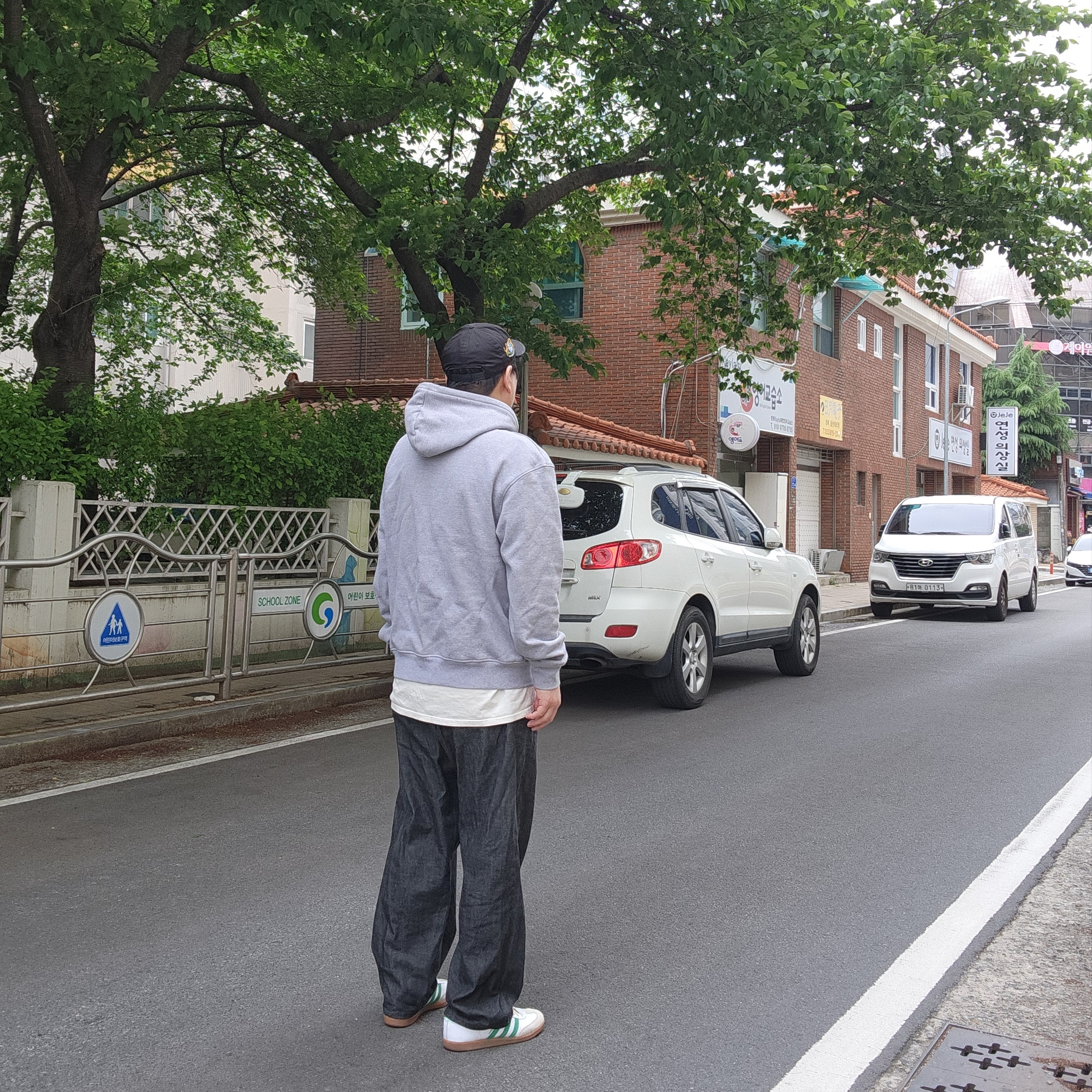 Kith x New Era New York Mets Nylon 9Fifty A Frame Black, Jacquemus Le Sweatshirt Printed Logo Hoodie Grey 착용 스타일 - 2