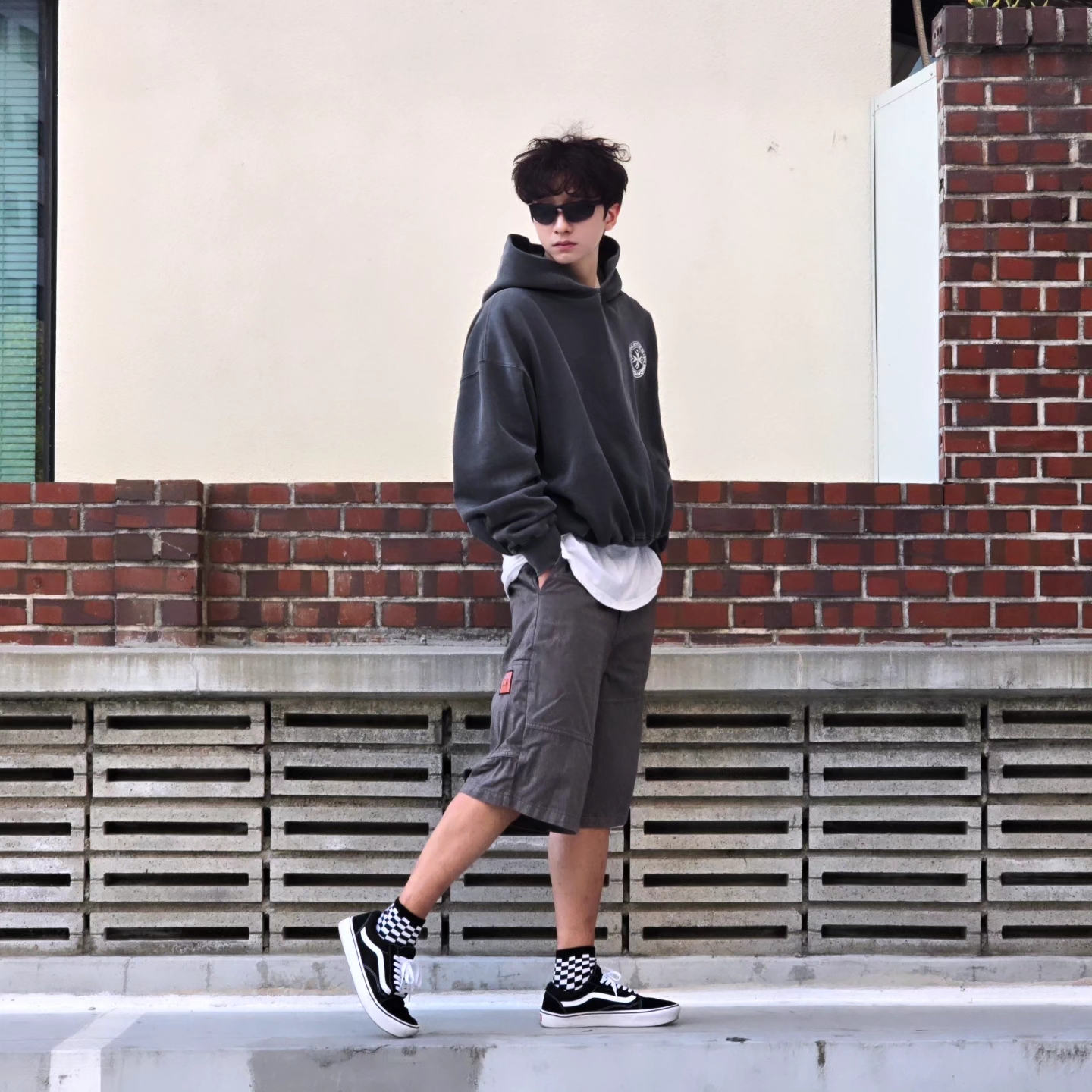 Punch Drunk Parties Circle Logo Garment Dyed Hoodie Khaki, Vans ComfyCush Old Skool Black True white 착용 스타일 - 3