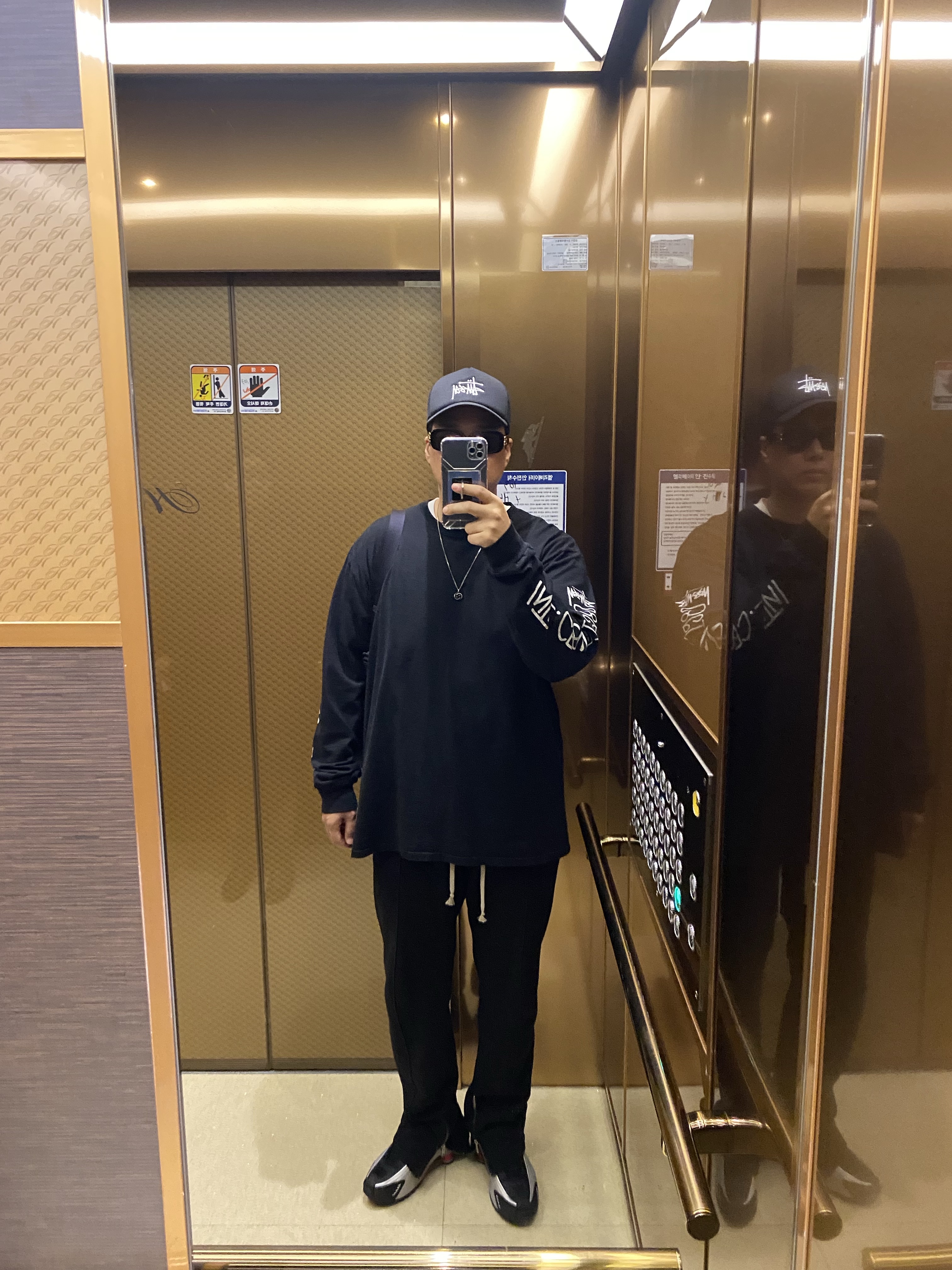 Stussy Basic Trucker Cap Black, Stussy International Pigment Dyed LS T-Shirts Black 착용 스타일