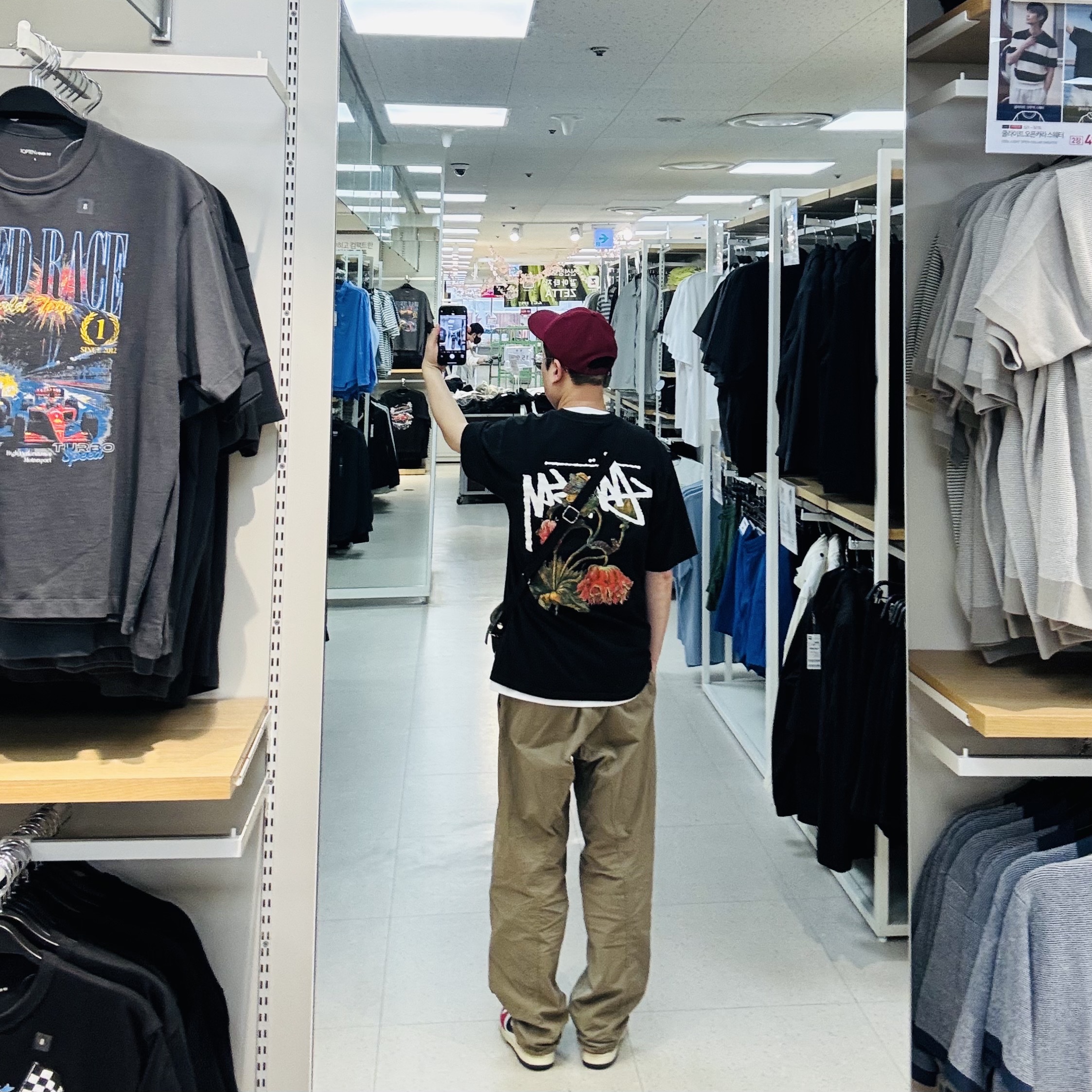 Stussy Low Profile Stock Dice Snapback Maroon, Stussy Withered Flower T-Shirt Black 착용 스타일 - 2