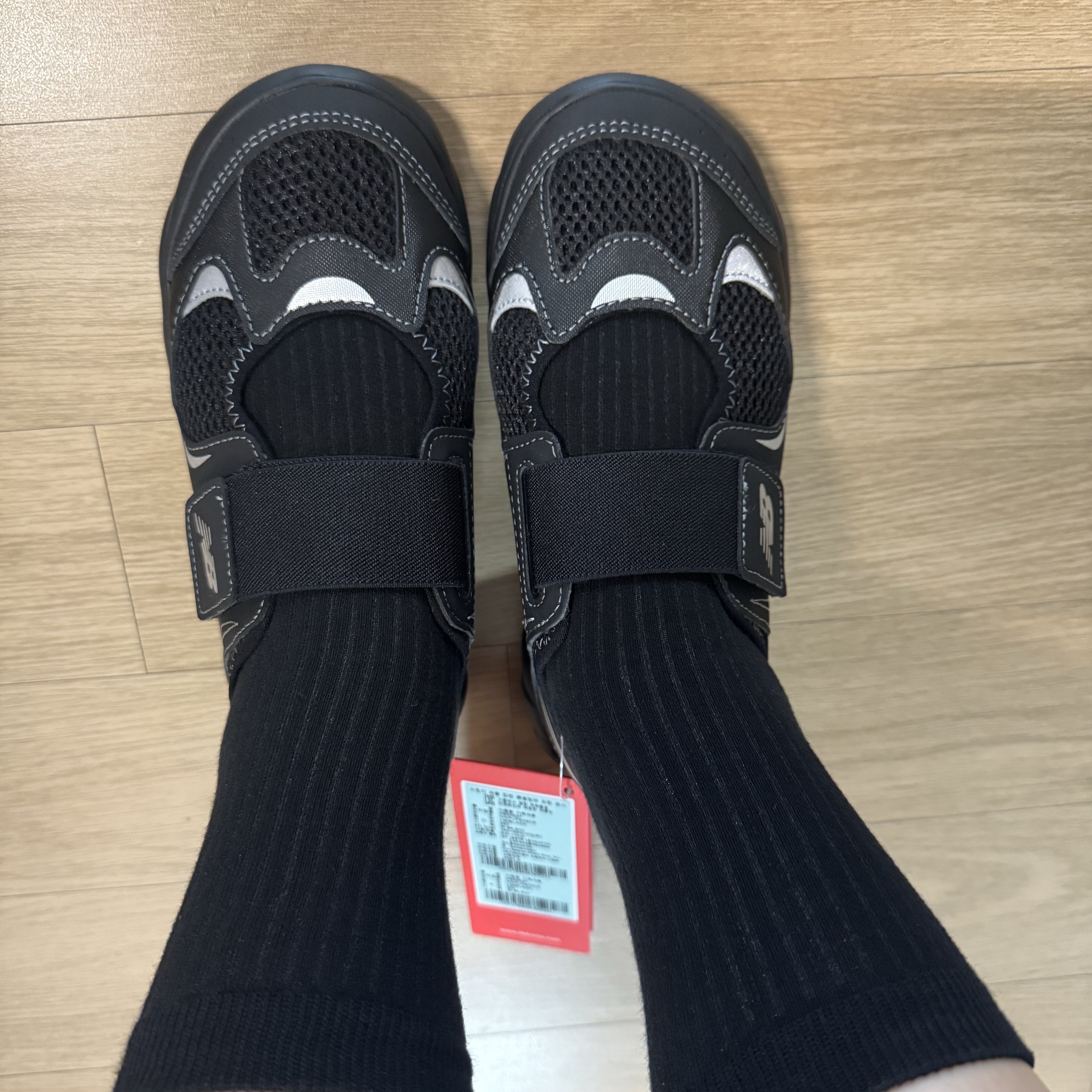 (Kids) New Balance Freedle 920 Sandal Black 착용 스타일 - 1