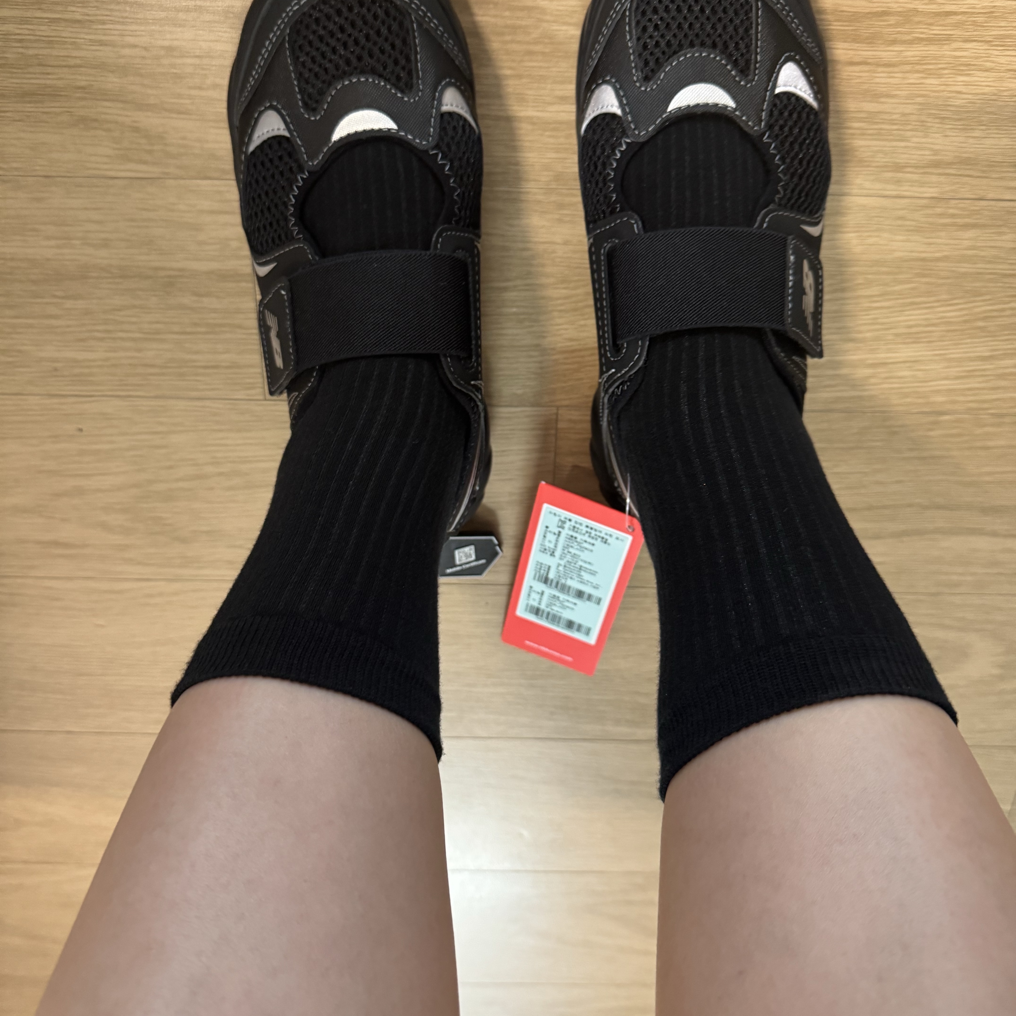 (Kids) New Balance Freedle 920 Sandal Black 착용 스타일 - 2