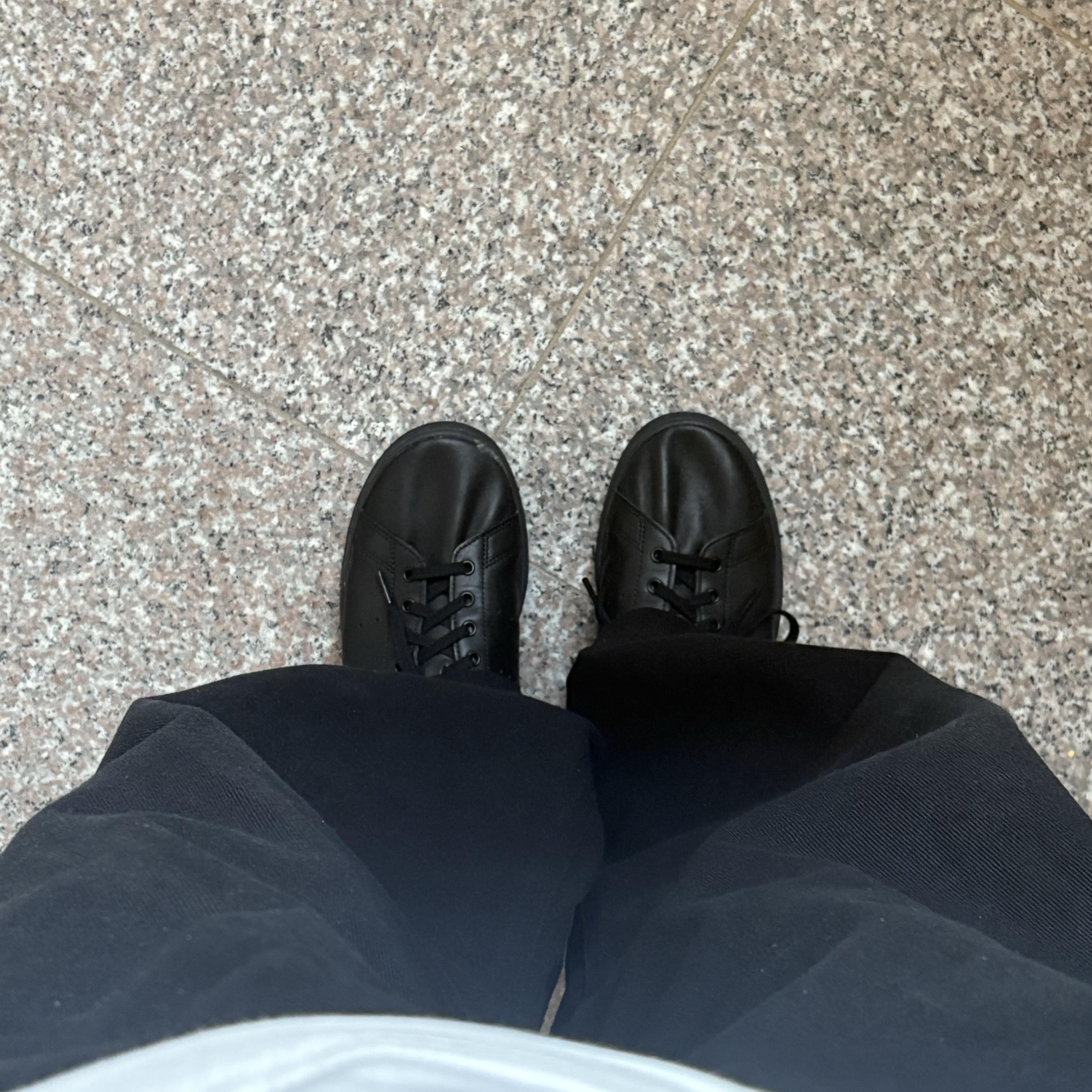 Adidas Stan Smith Decon Core Black 착용 스타일 - 2