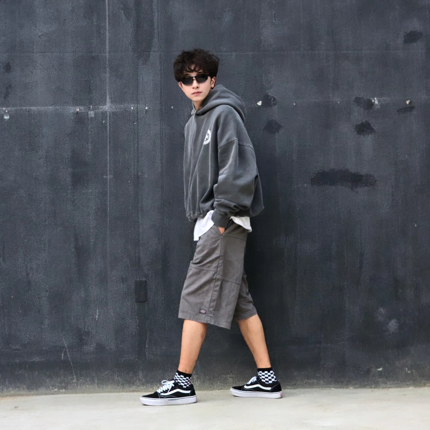 Punch Drunk Parties Circle Logo Garment Dyed Hoodie Khaki, Vans ComfyCush Old Skool Black True white 착용 스타일 - 3