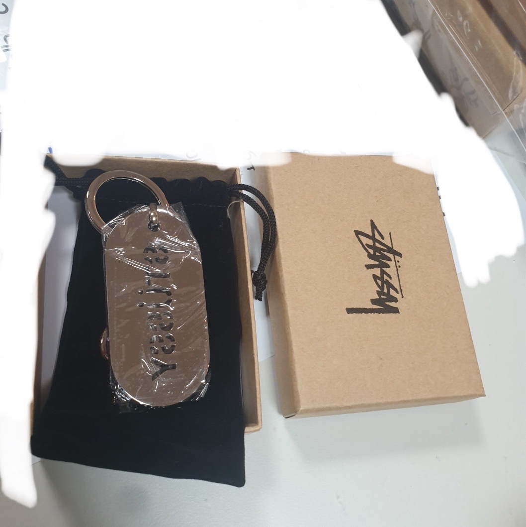 Stussy Metal Tag Keychain Silver 착용 스타일 - 1