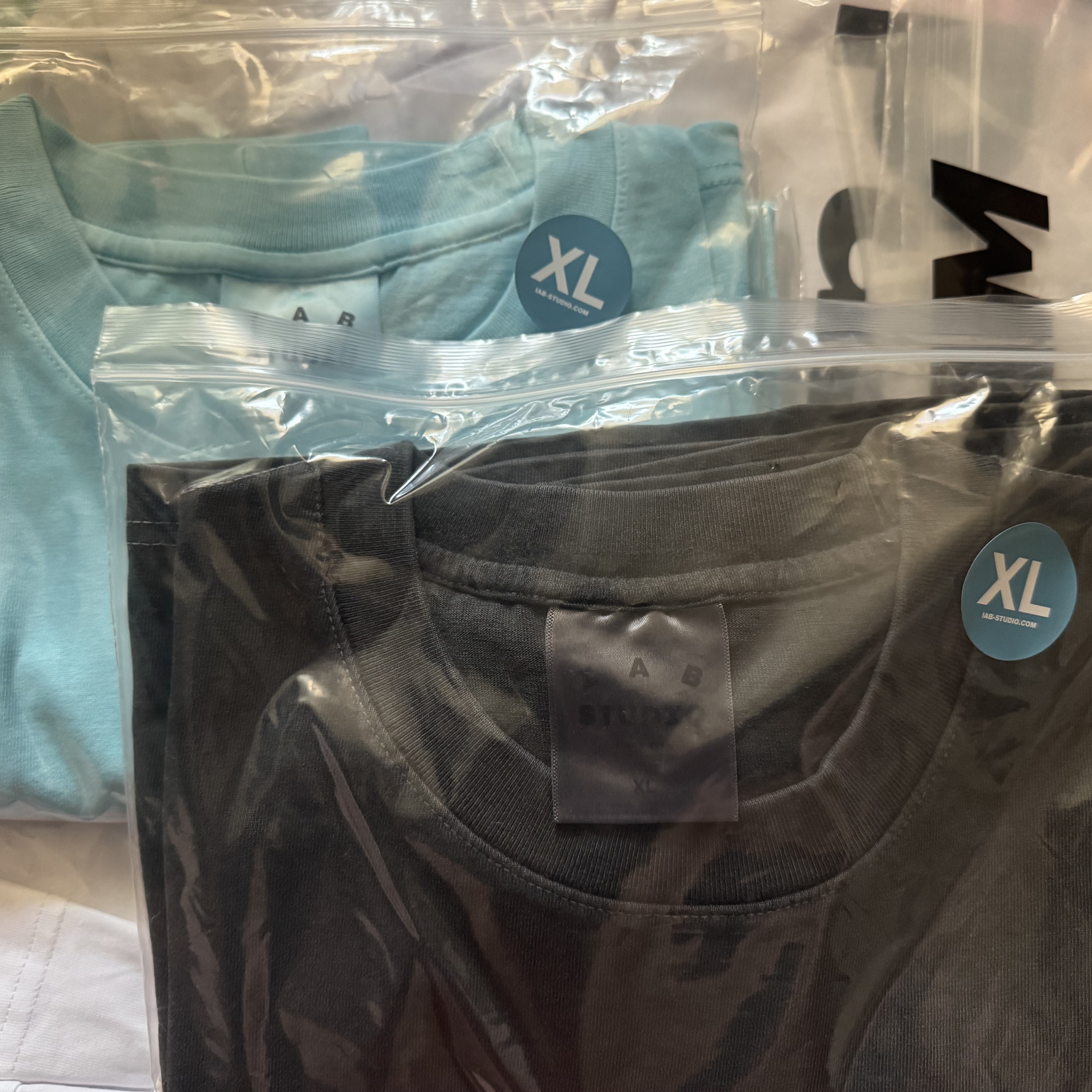 IAB Studio Pigment T-Shirt Black, IAB Studio Pigment T-Shirt Cyan 착용 스타일
