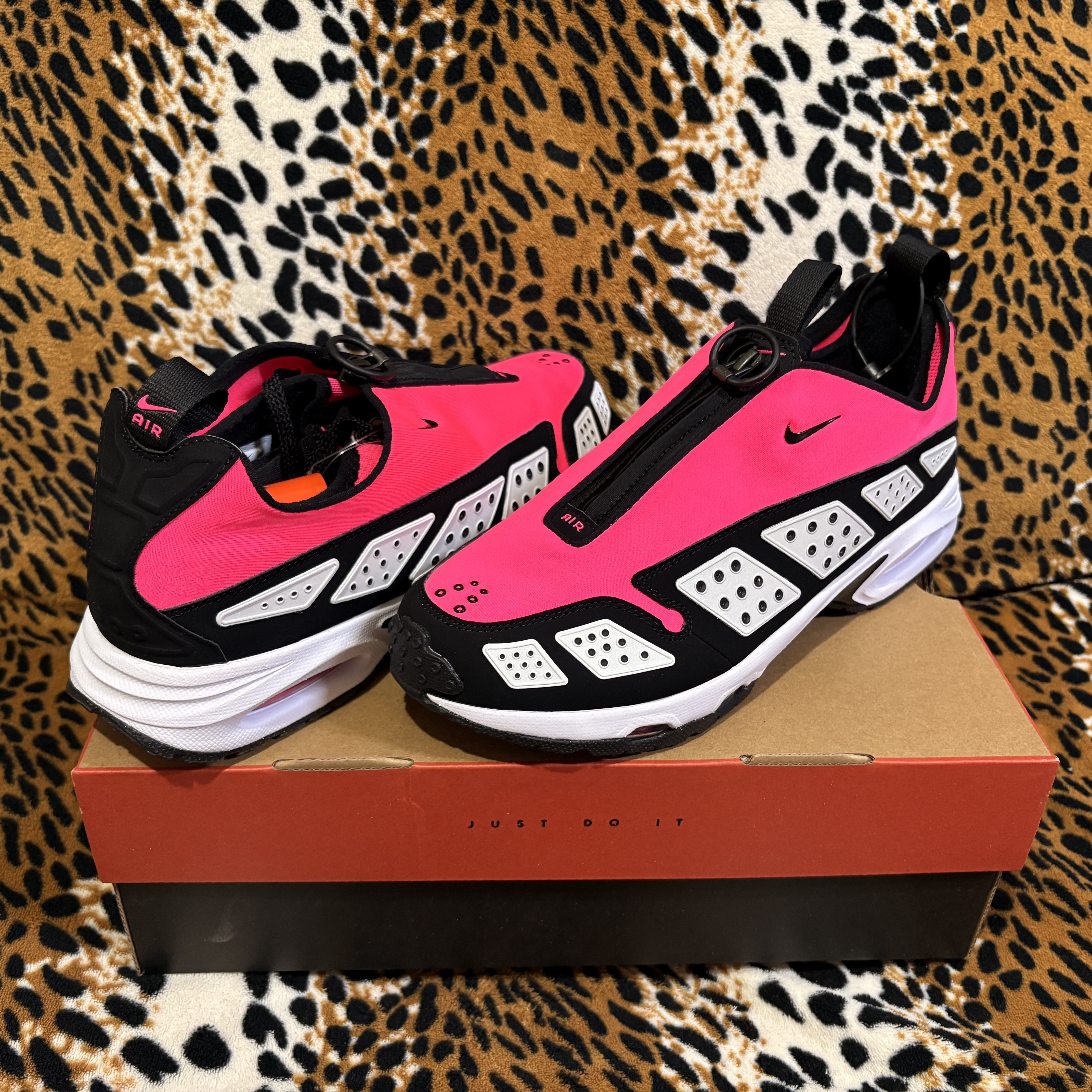 (W) Nike Air Max SNDR Hyper Pink and Black 착용 스타일 - 1