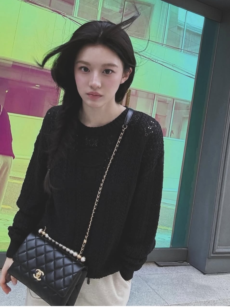Chanel Mini Flap Bag with Top Handle Shiny Lambskin Imitation Pearls & Gold Black 착용 스타일 - 1