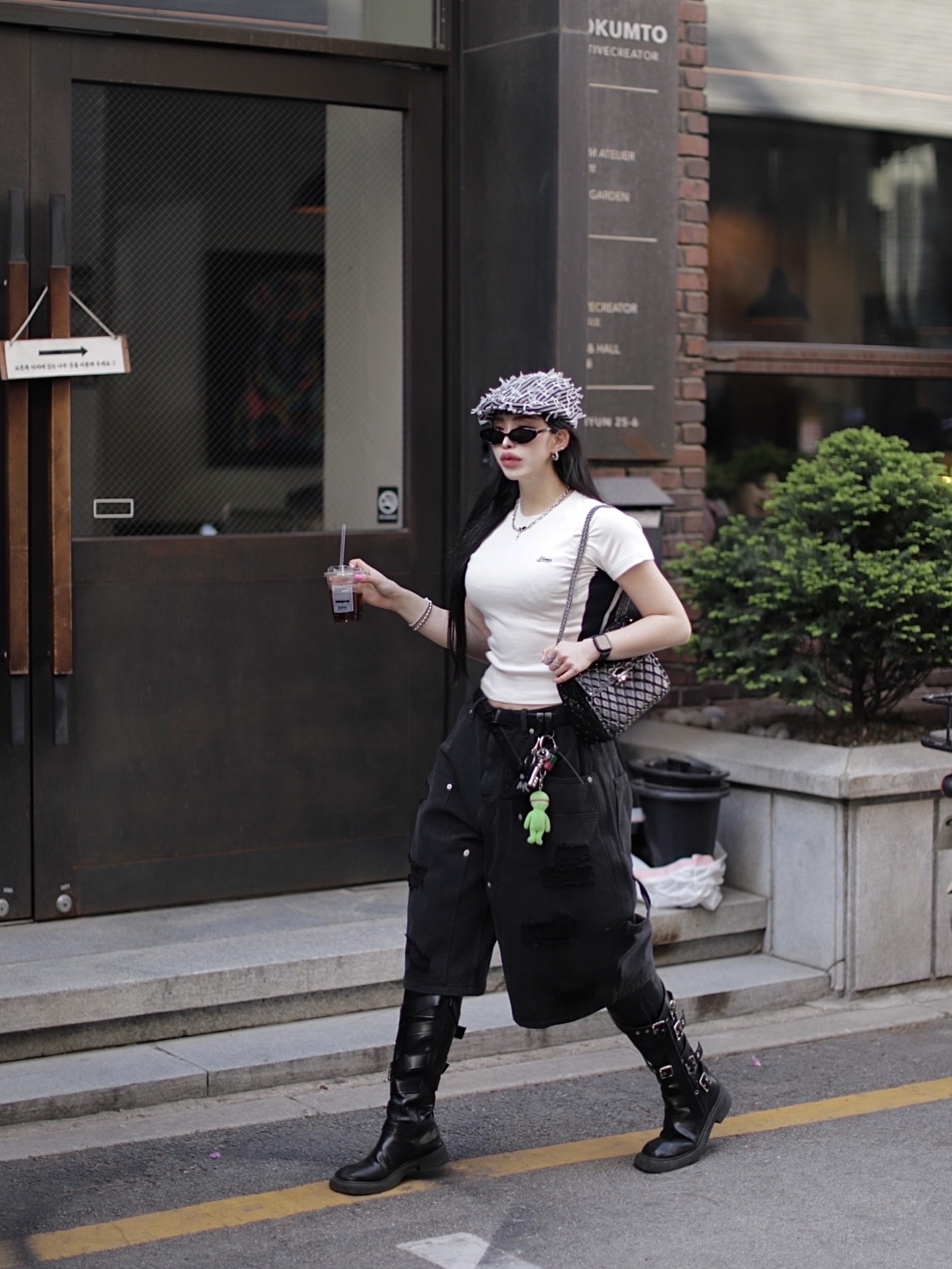 Valentino Rockstud Spike Medium Chain Shoulder Bag Black 착용 스타일 - 2