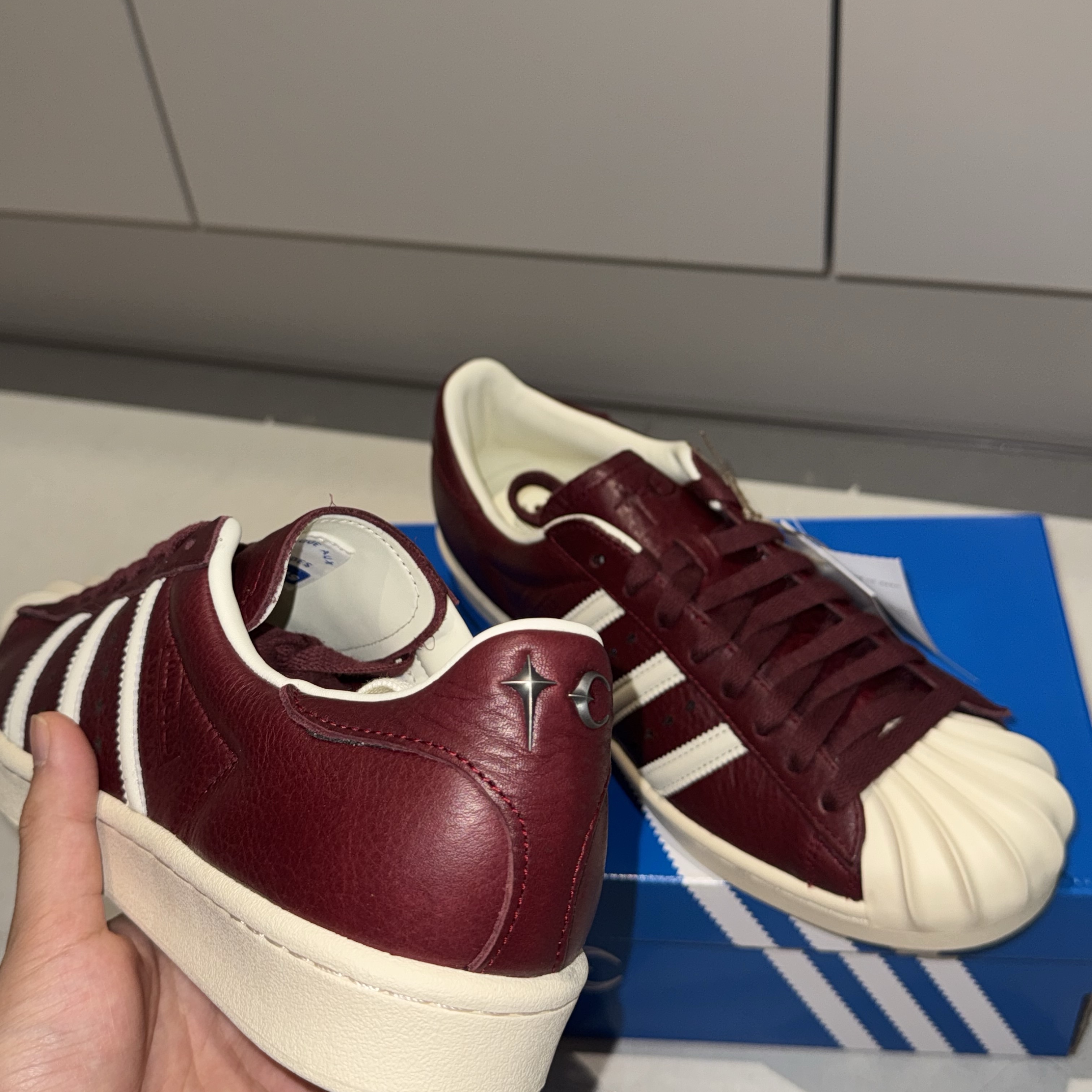 Adidas x Thug Club Superstar Vintage Collegiate Burgundy Cream White 착용 스타일 - 1