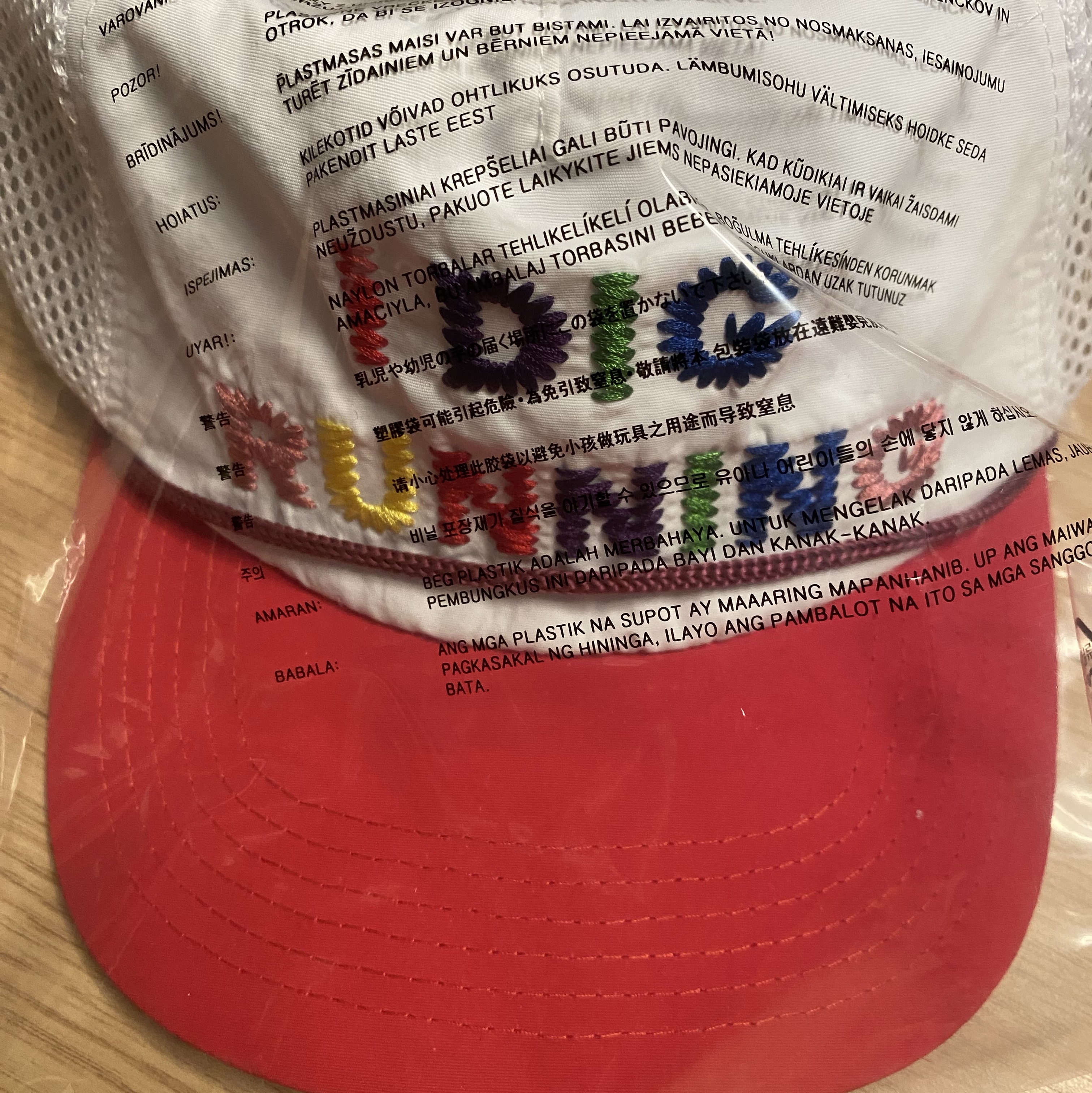 Alex Zono I Dig Running Rainbow Trucker Hat White Red 착용 스타일