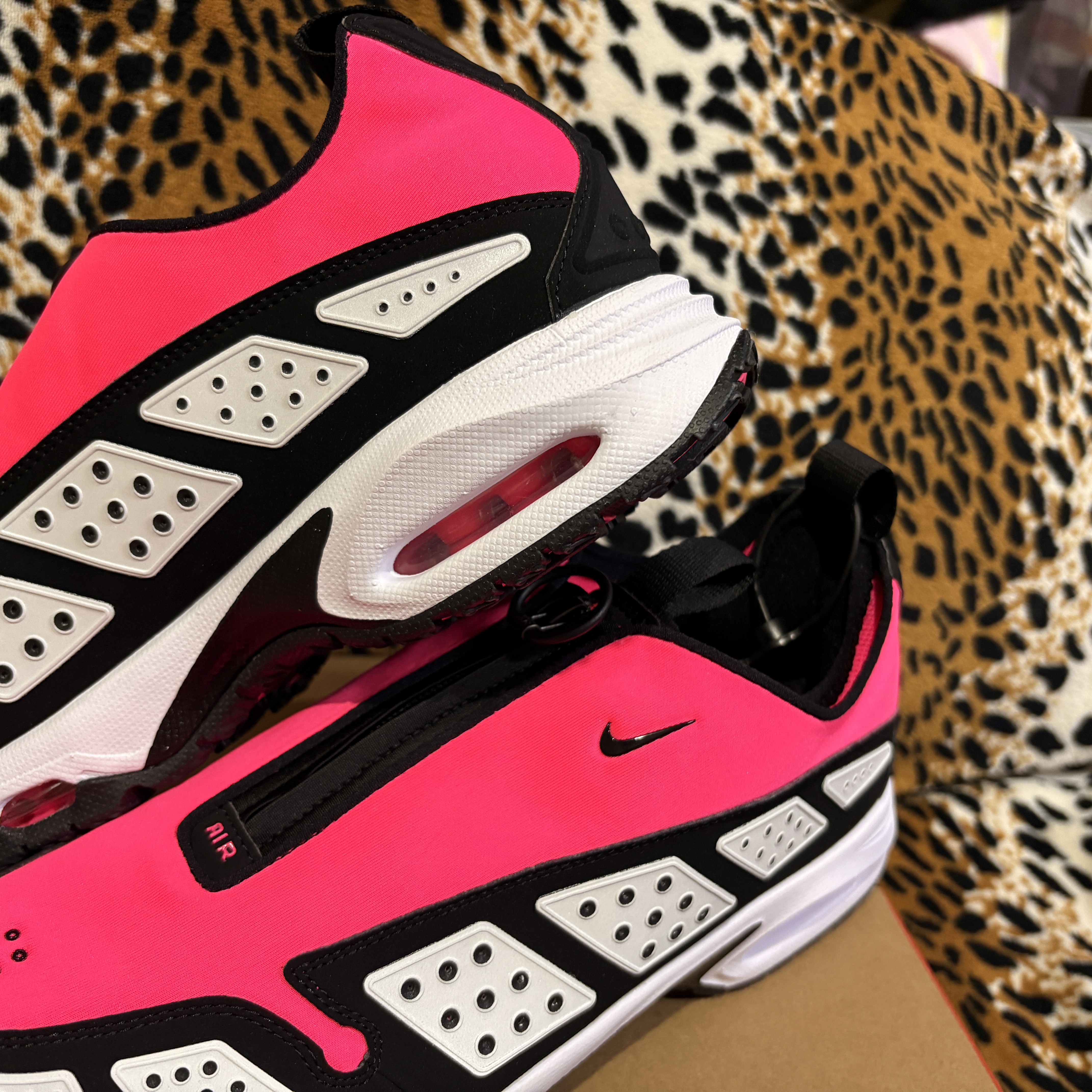 (W) Nike Air Max SNDR Hyper Pink and Black 착용 스타일 - 6