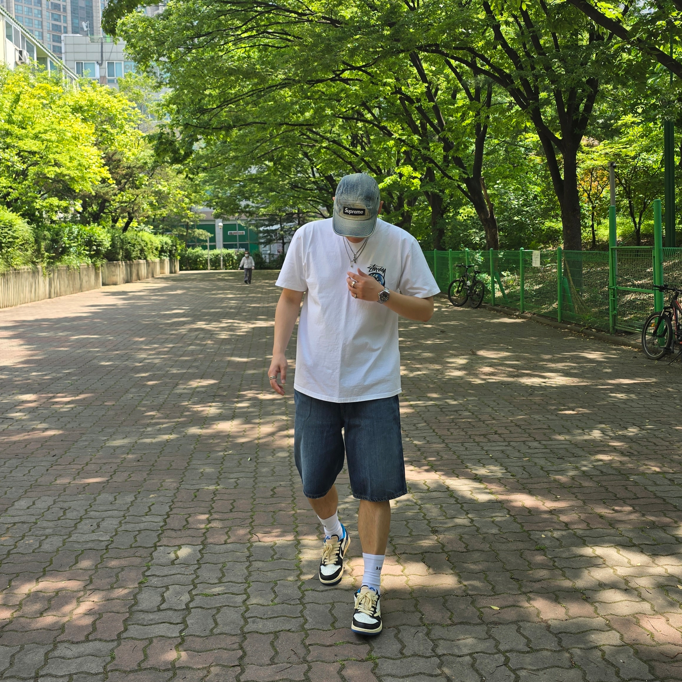 Supreme Washed Chino Twill Camp Cap Dirty Indigo - 24SS, Stussy x Born X Raised 8 Ball T-Shirt White 착용 스타일 - 2
