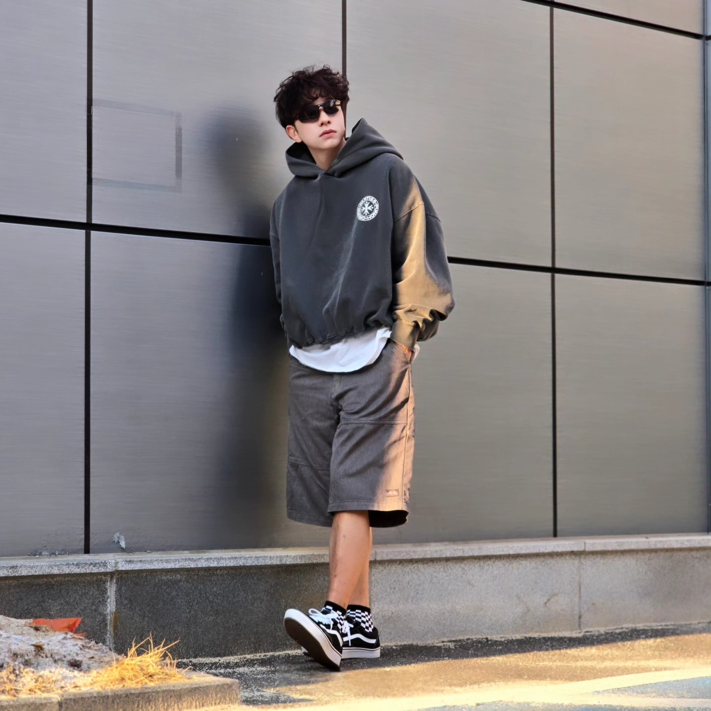 Punch Drunk Parties Circle Logo Garment Dyed Hoodie Khaki, Vans ComfyCush Old Skool Black True white 착용 스타일 - 2