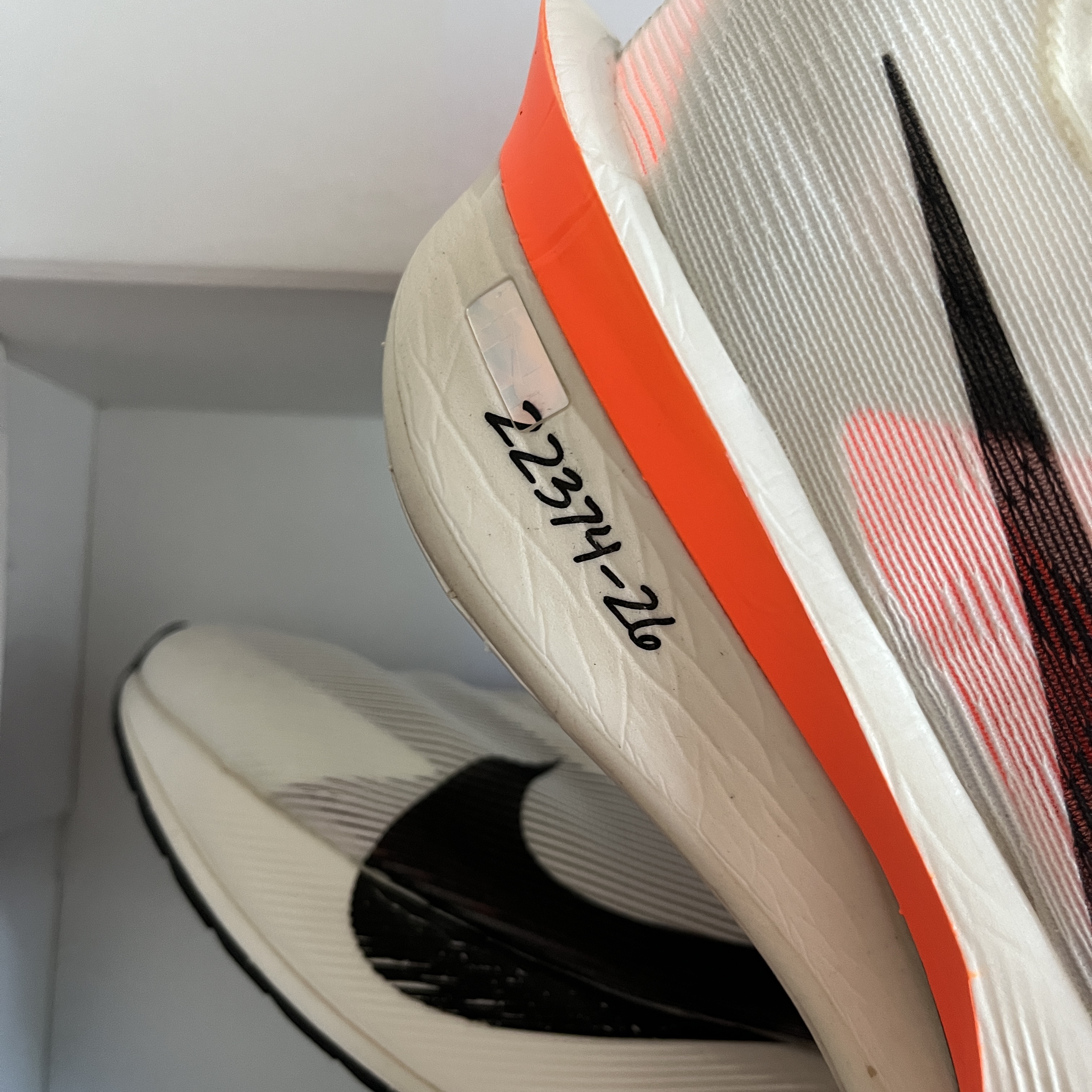 Nike ZoomX Vaporfly Next% 4 Proto Sail Total Orange 착용 스타일 - 2