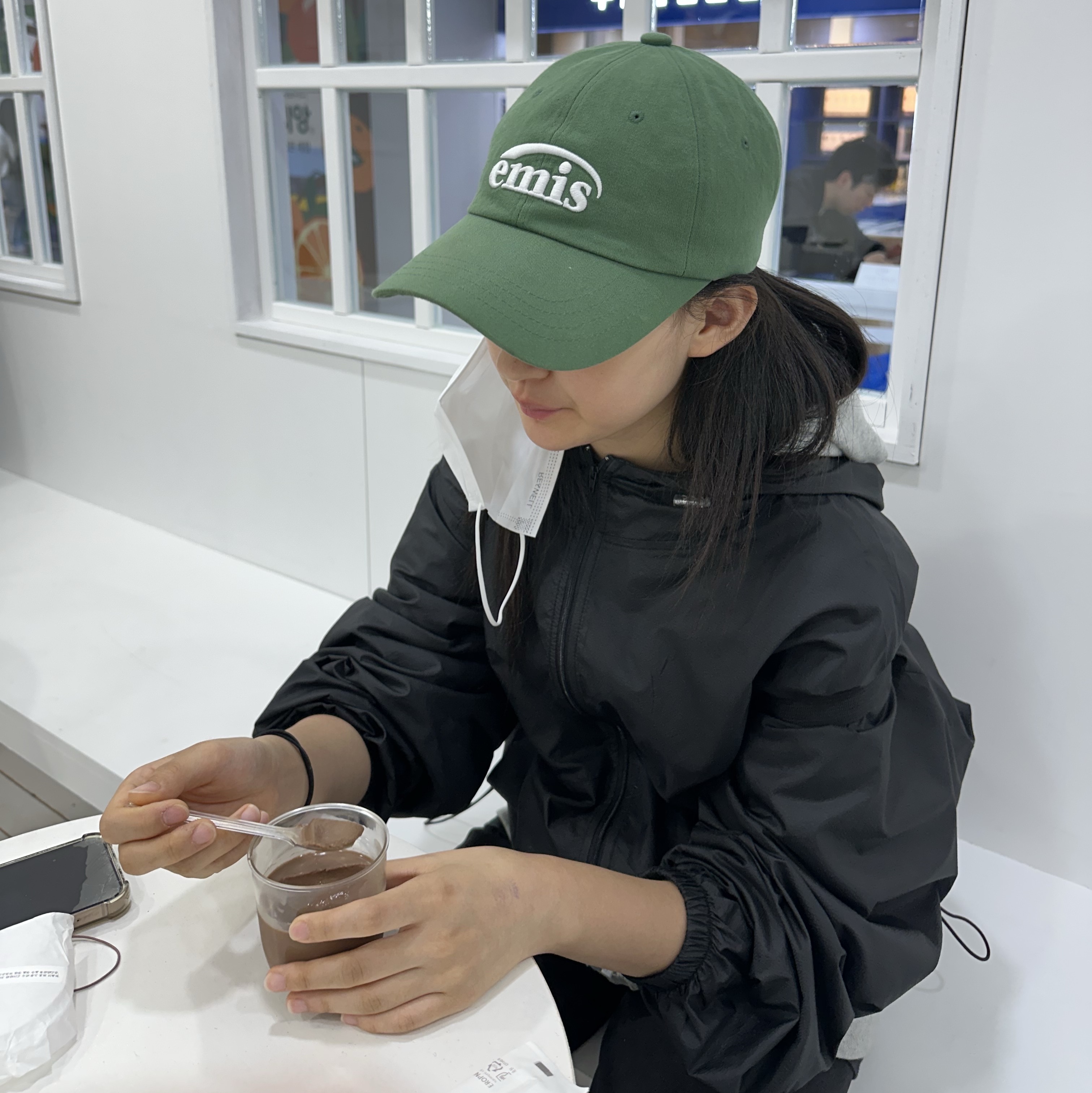 Emis New Logo Emis Cap Green 착용 스타일