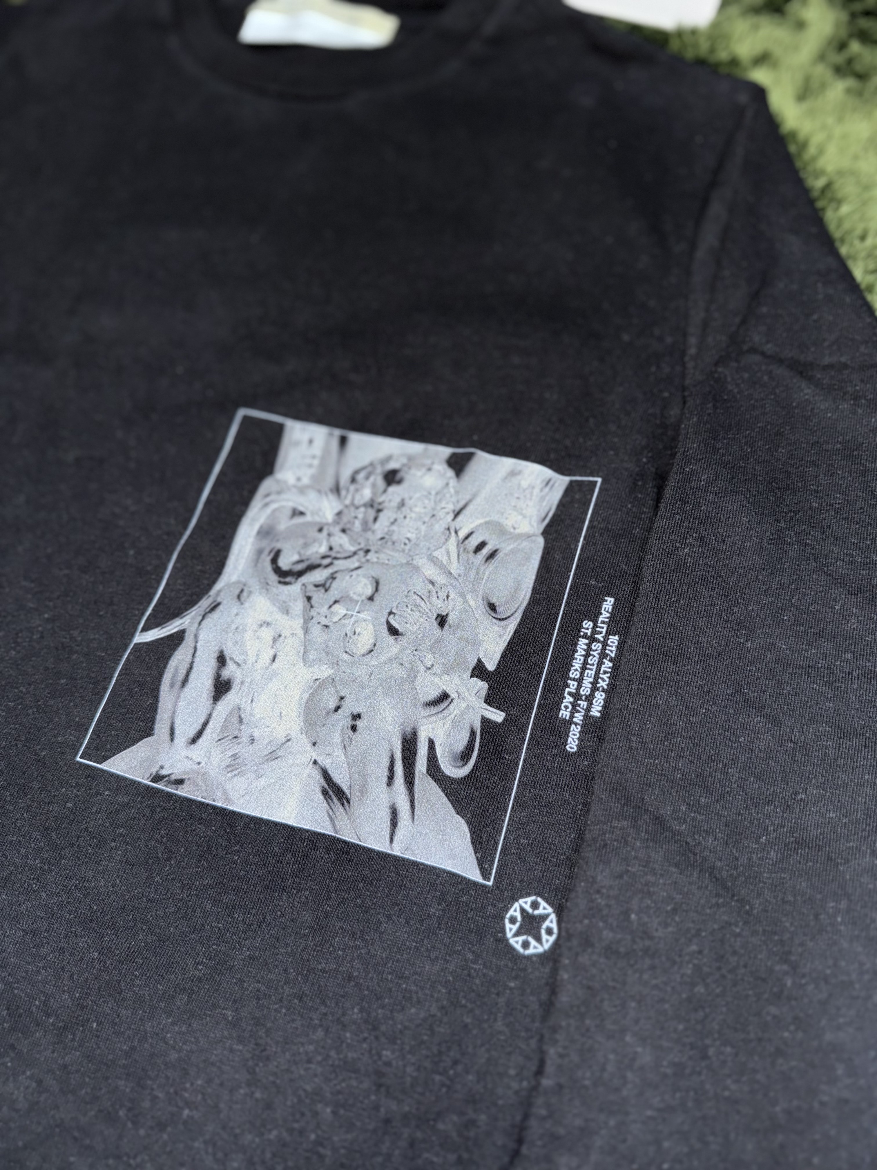 1017 Alyx 9SM Graphic Printed Long Sleeve T-Shirt Black 착용 스타일 - 1