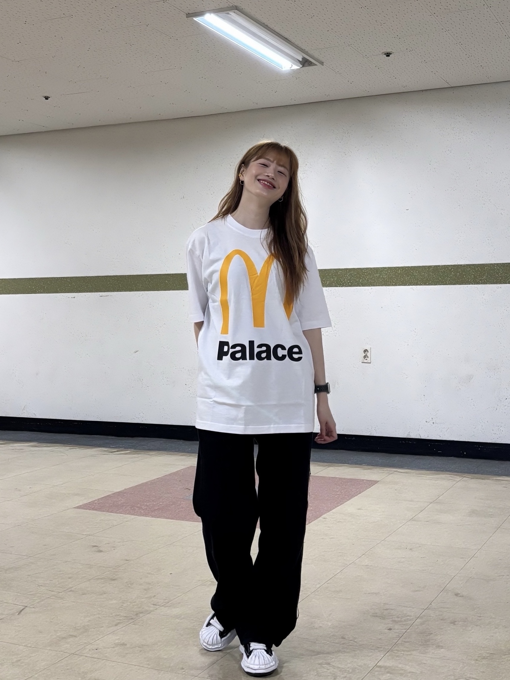 Palace x McDonald's Logo T-Shirt White - 23FW, Maison Mihara Yasuhiro Blakey OG Sole Canvas Low-top Sneakers Black White 착용 스타일 - 2