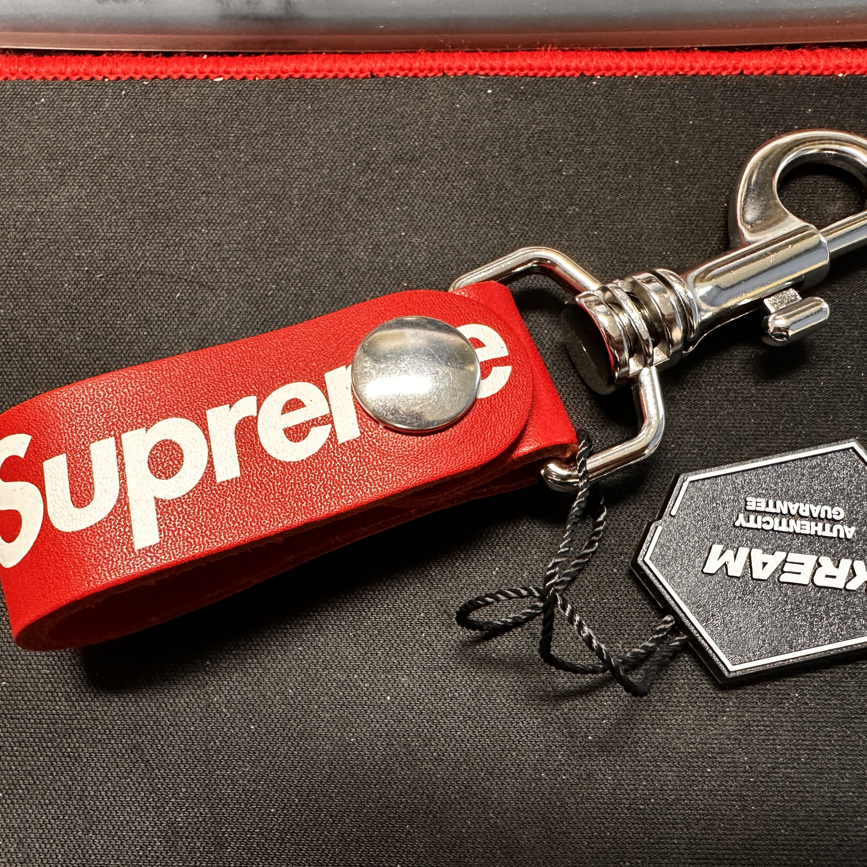 Supreme Leather Key Loop Red - 21SS 착용 스타일