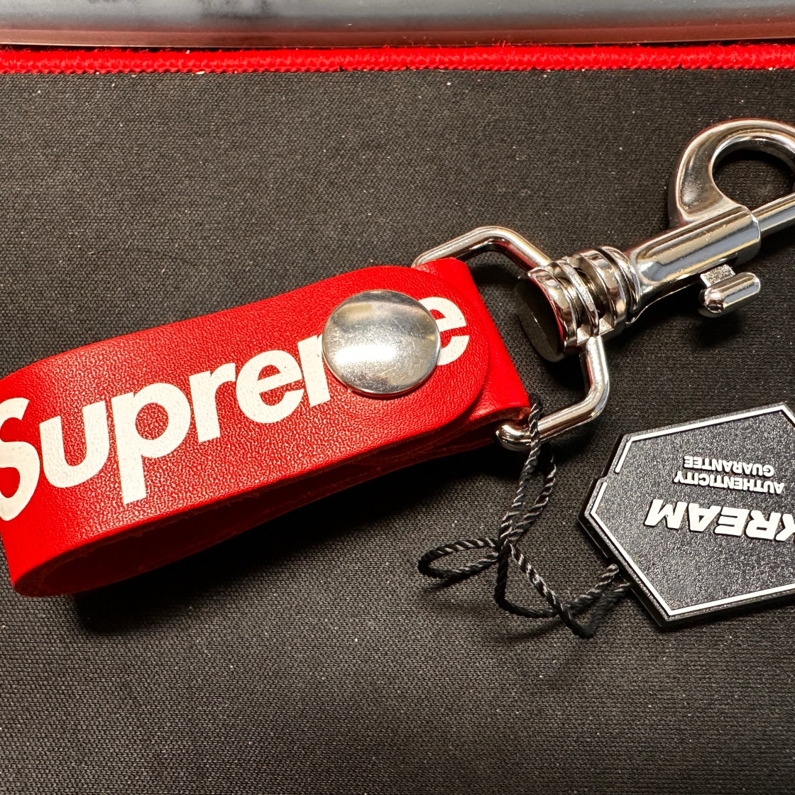 小物 Supreme Leather Key Loop Supreme Leather Key Loop Red - SS21 - US
