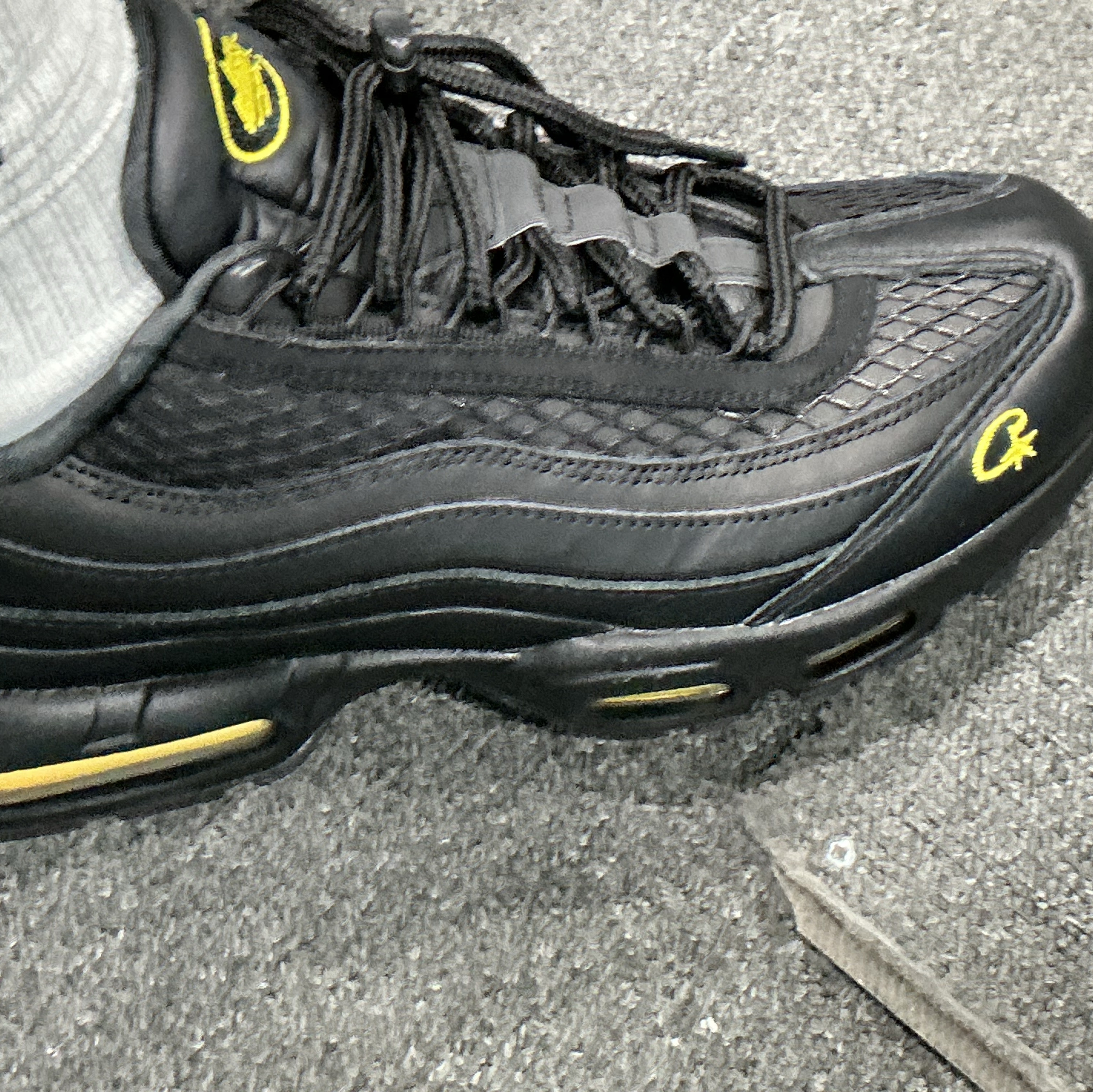 Nike x Corteiz Air Max 95 Black and Tour Yellow 착용 스타일