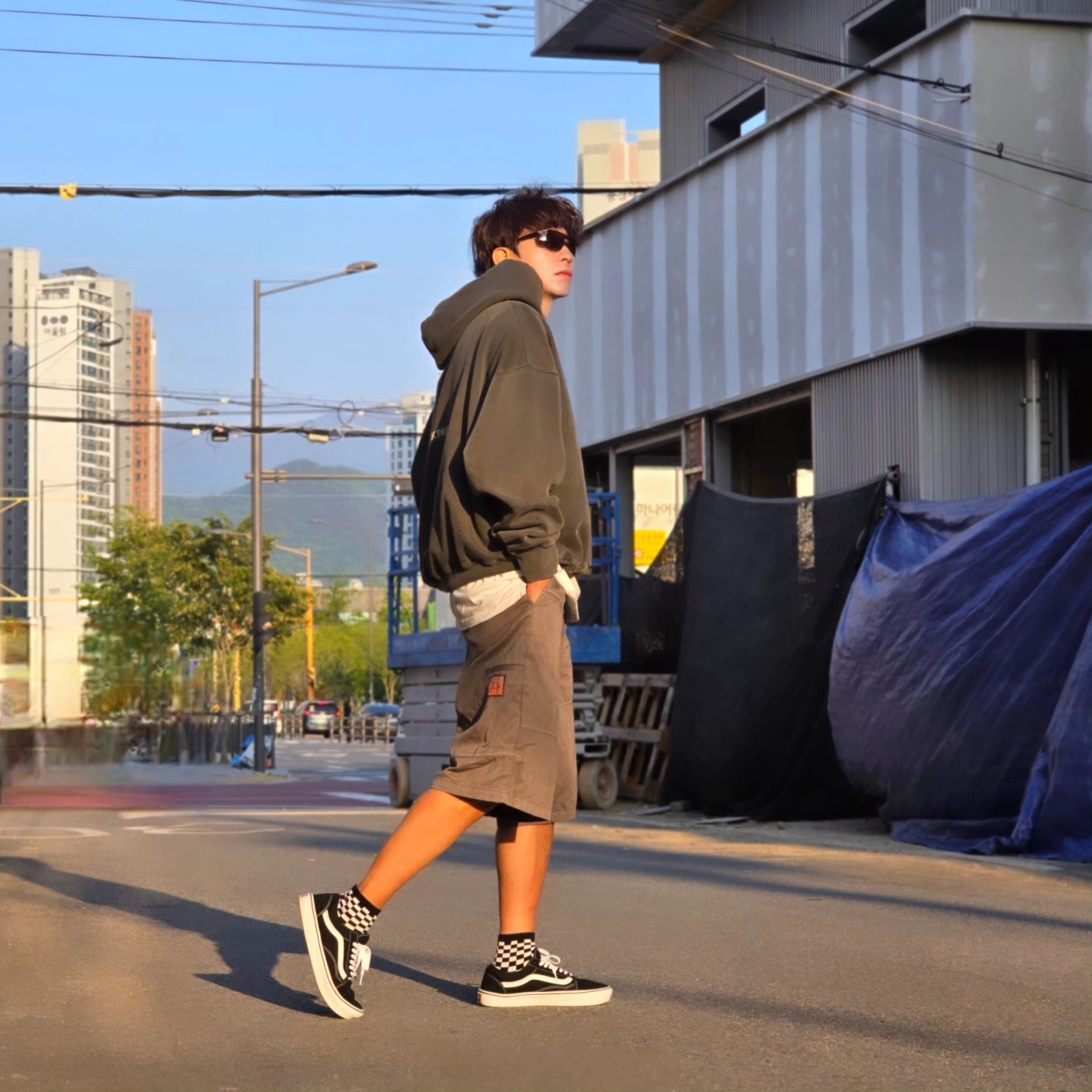 Punch Drunk Parties Circle Logo Garment Dyed Hoodie Khaki, Vans ComfyCush Old Skool Black True white 착용 스타일 - 5