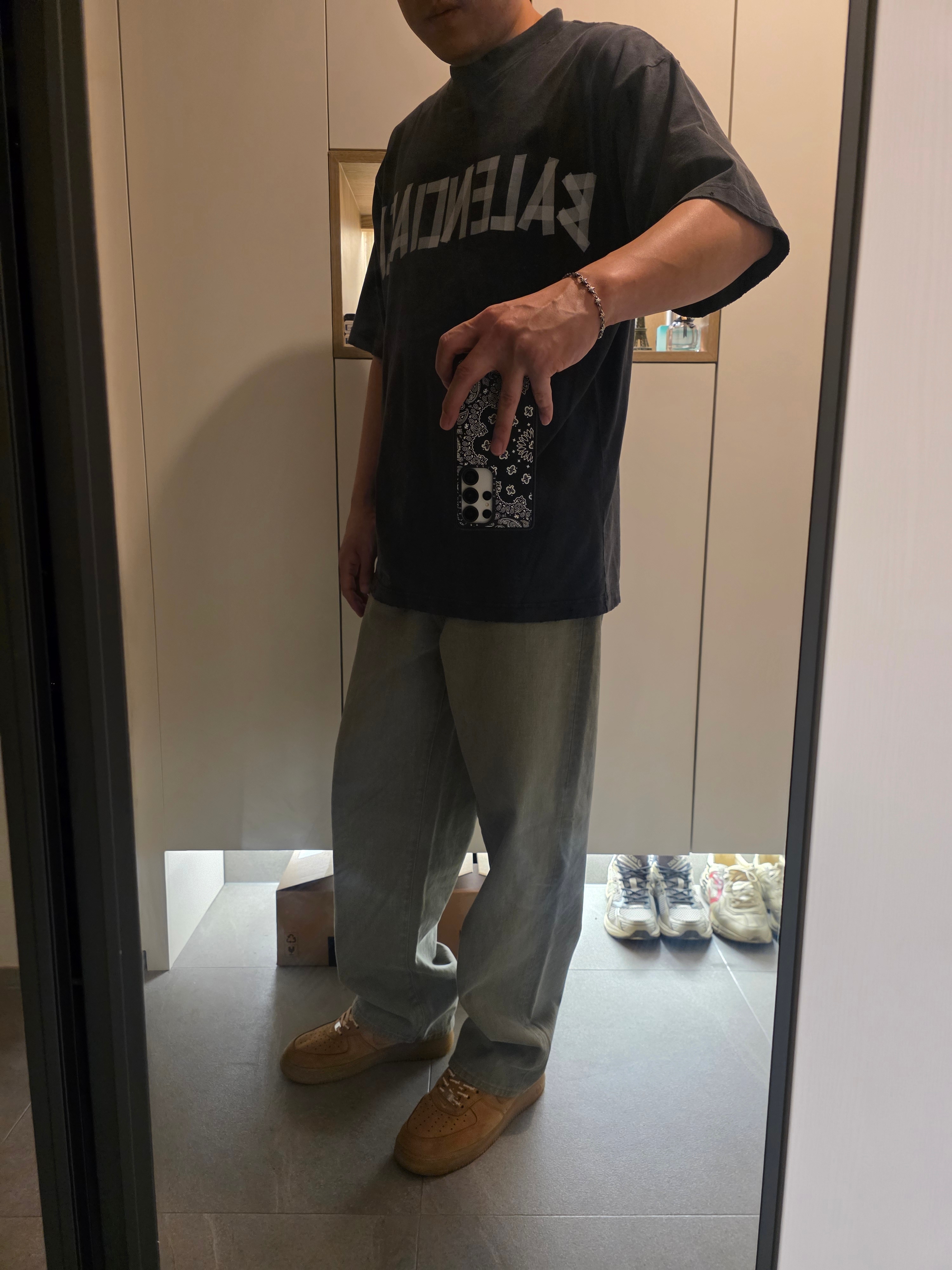 Balenciaga New Tape Type T-Shirt Medium Fit Black Faded, Supreme Baggy Jean Olive - 25SS 착용 스타일 - 1