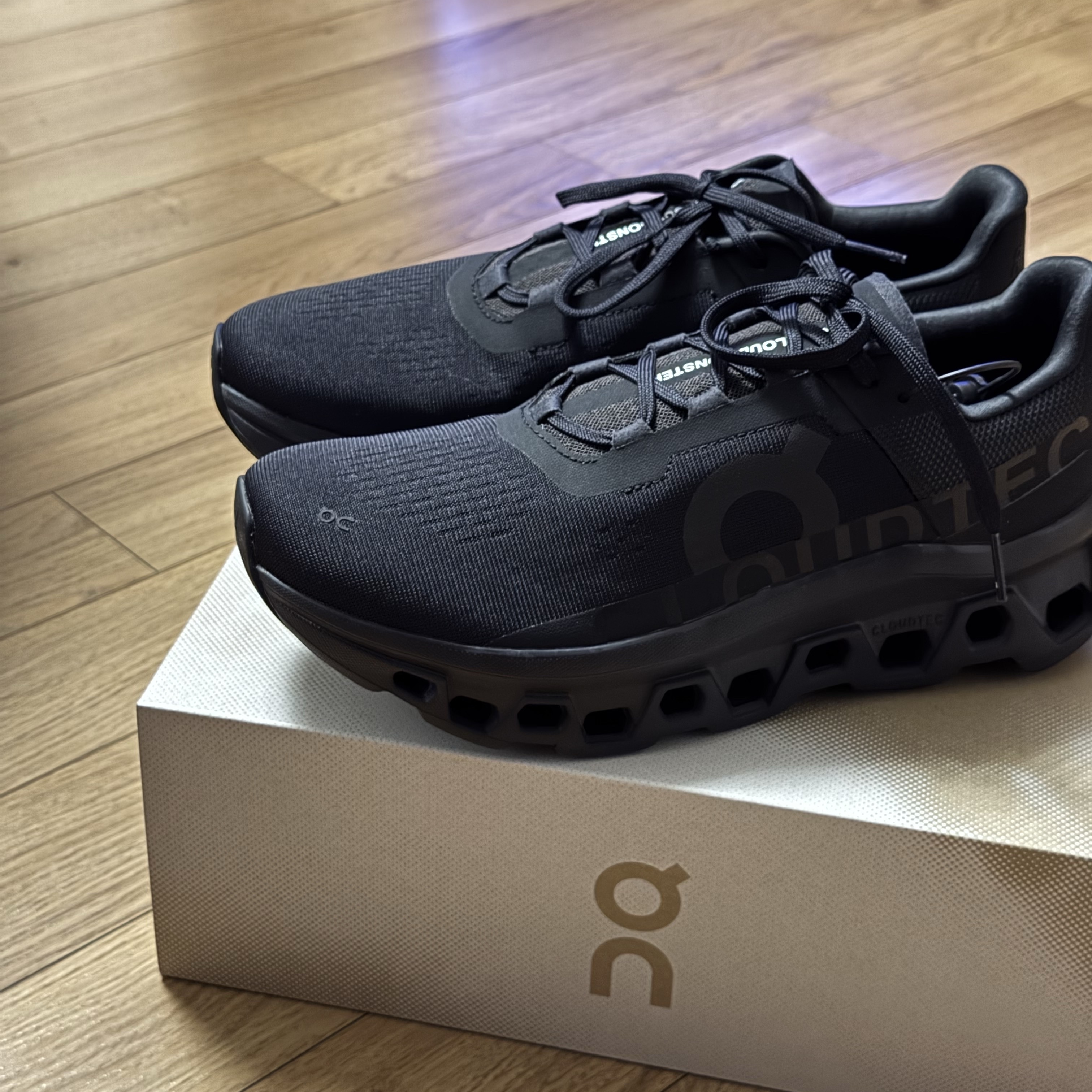 On Running Cloudmonster All Black 착용 스타일 - 1