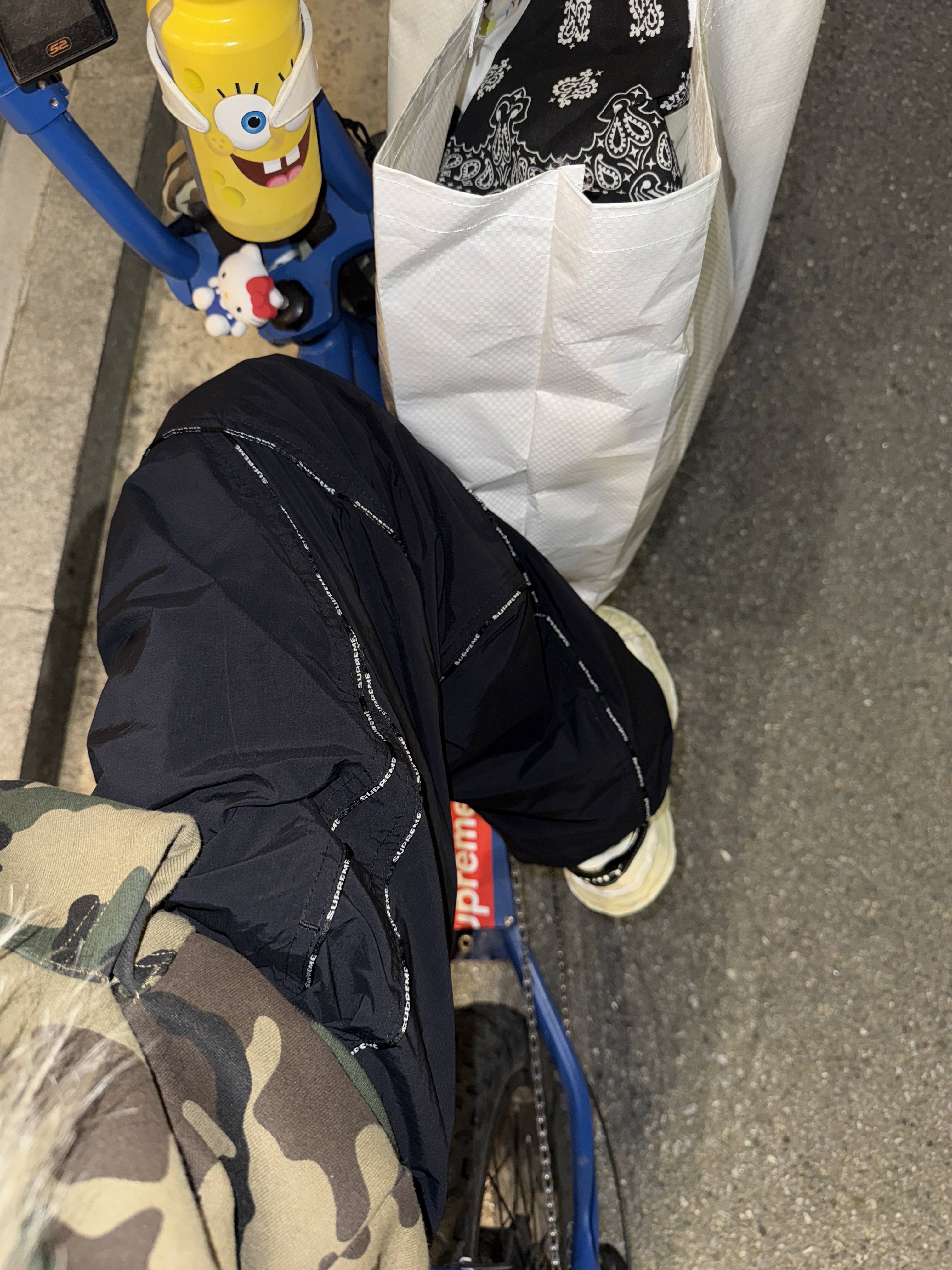 Supreme Logo Piping Track Pants Black - 23FW, Supreme Hav-A-Hank Bandanas Multicolor (Set of 3) - 24SS 착용 스타일