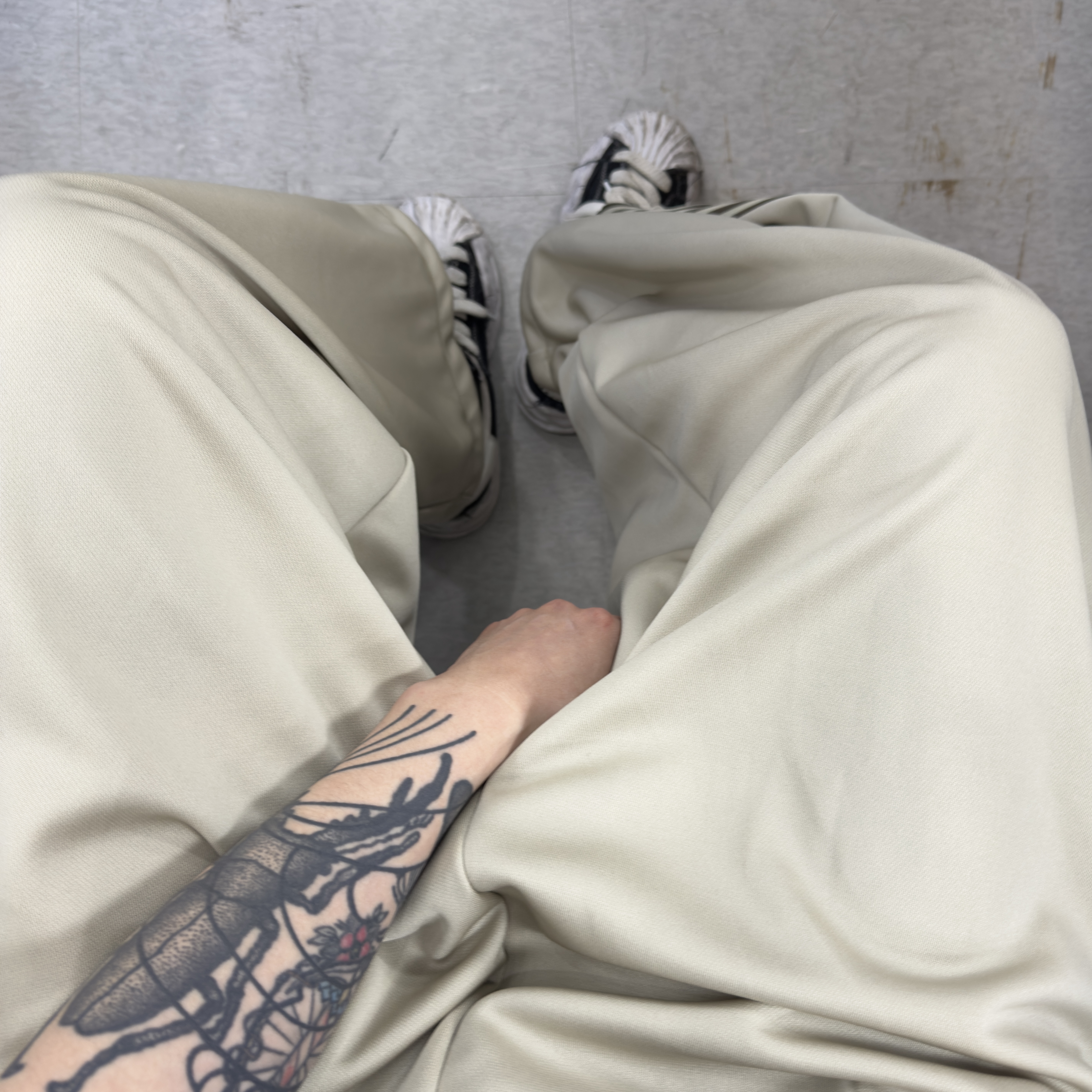 Kapital Stuntman & Woman Super Baggy Track Pants in Smooth Jersey Banner Stripe Beige, Maison Mihara Yasuhiro Blakey OG Sole Canvas Low-top Sneakers Black White 착용 스타일 - 1