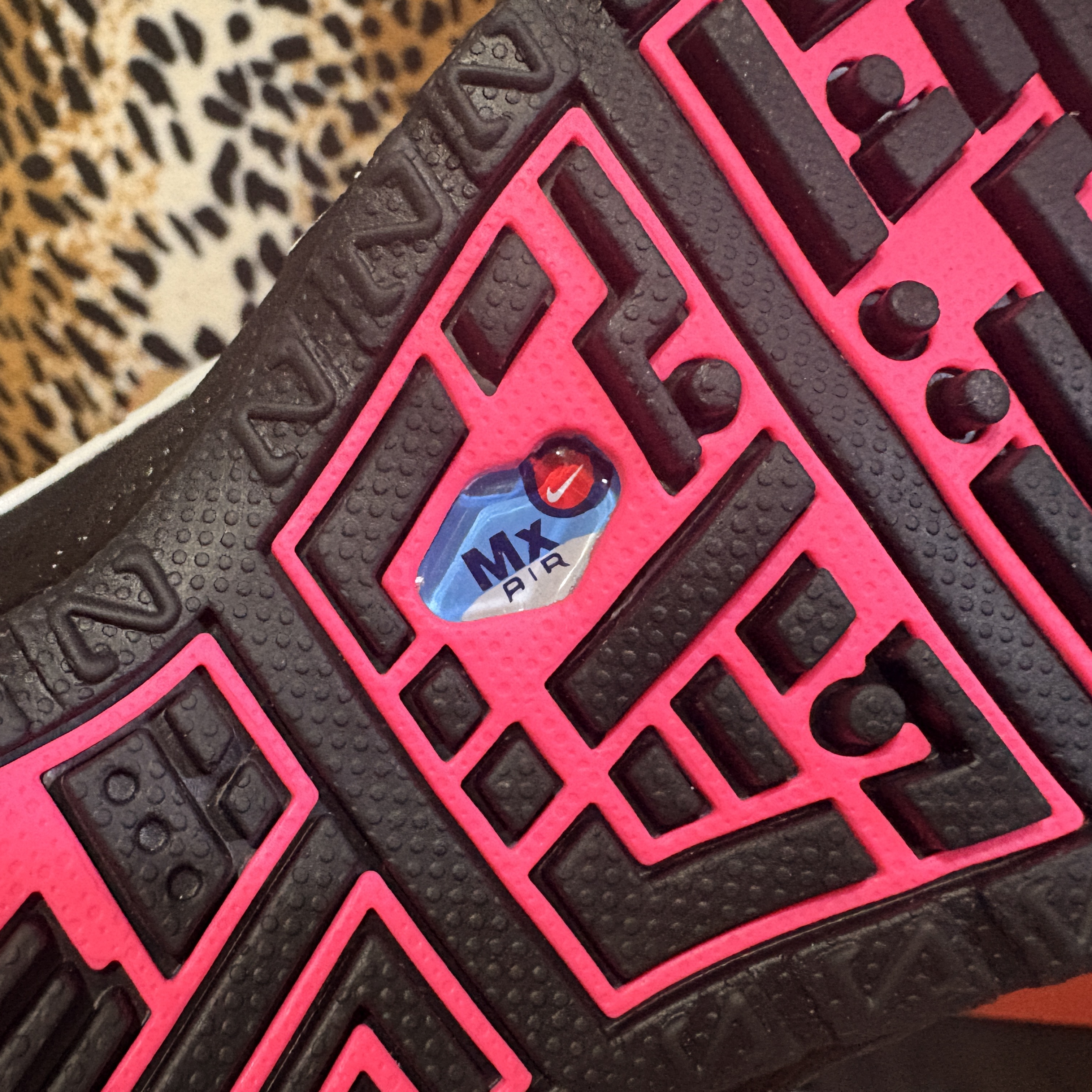 (W) Nike Air Max SNDR Hyper Pink and Black 착용 스타일 - 4