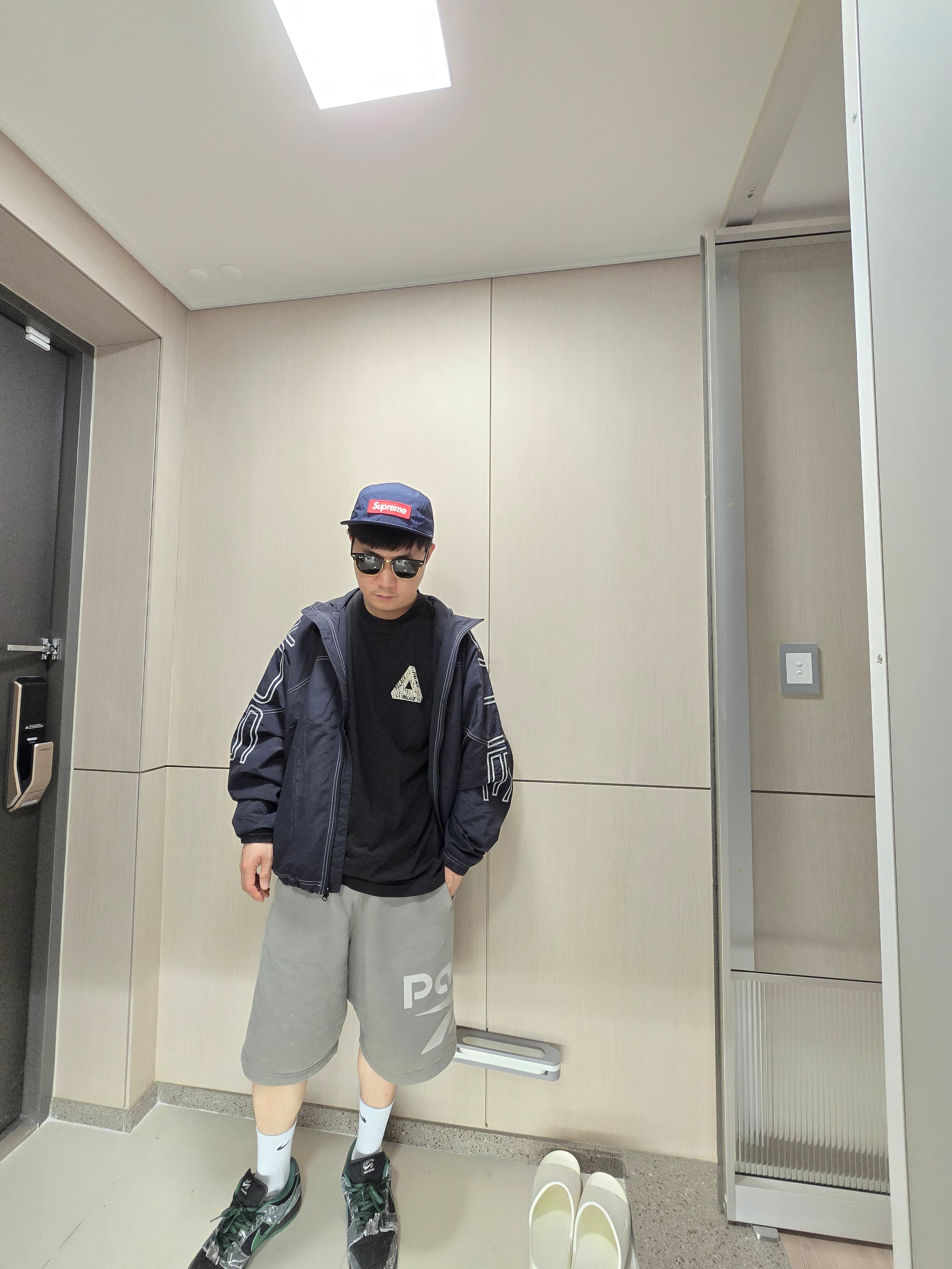 Supreme Spellout Embroidered Track Jacket Black - 25SS, Palace Tri Slip T-Shirt Black - 24FW 착용 스타일 - 3