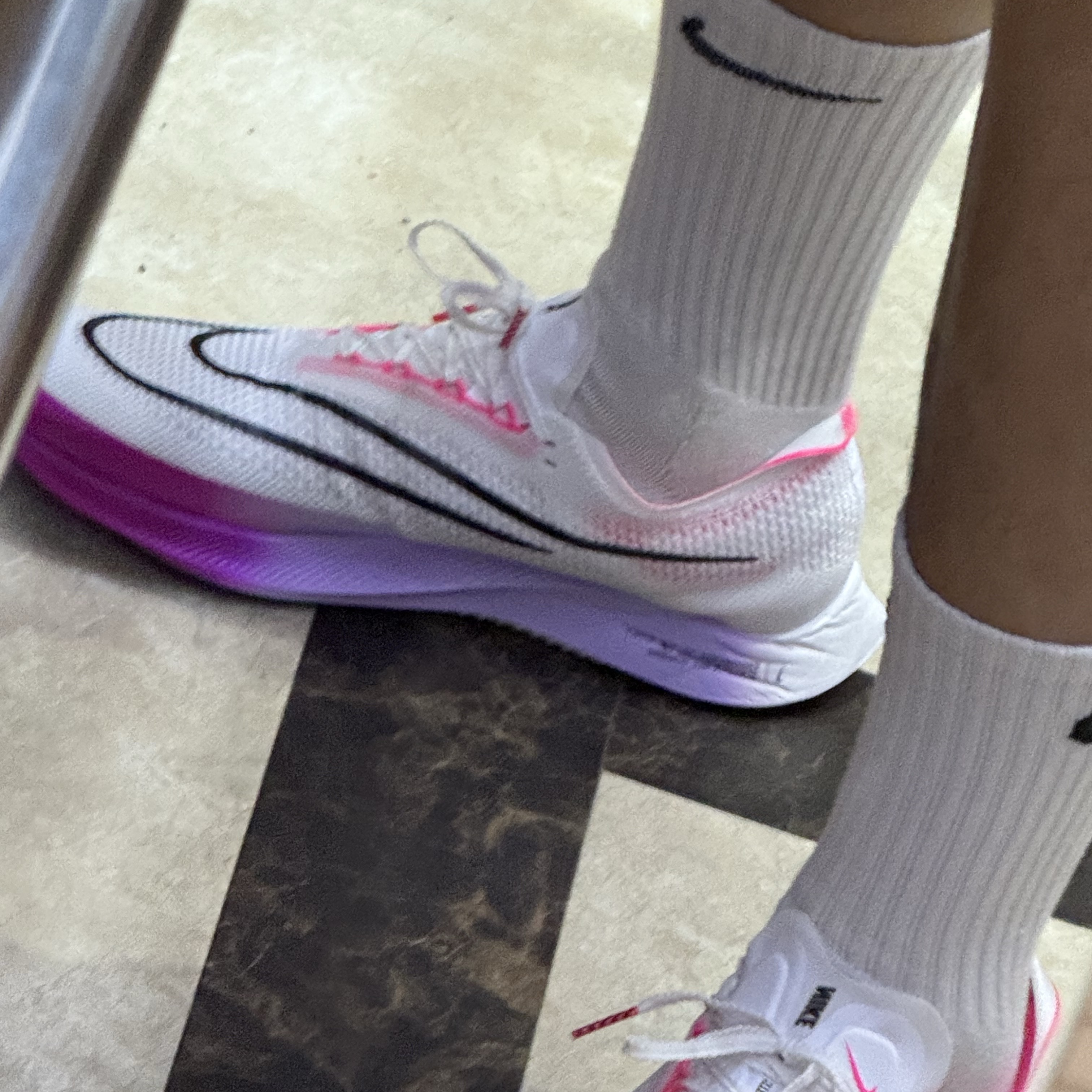 Nike ZoomX Streakfly White Vivid Graffe 착용 스타일 - 2