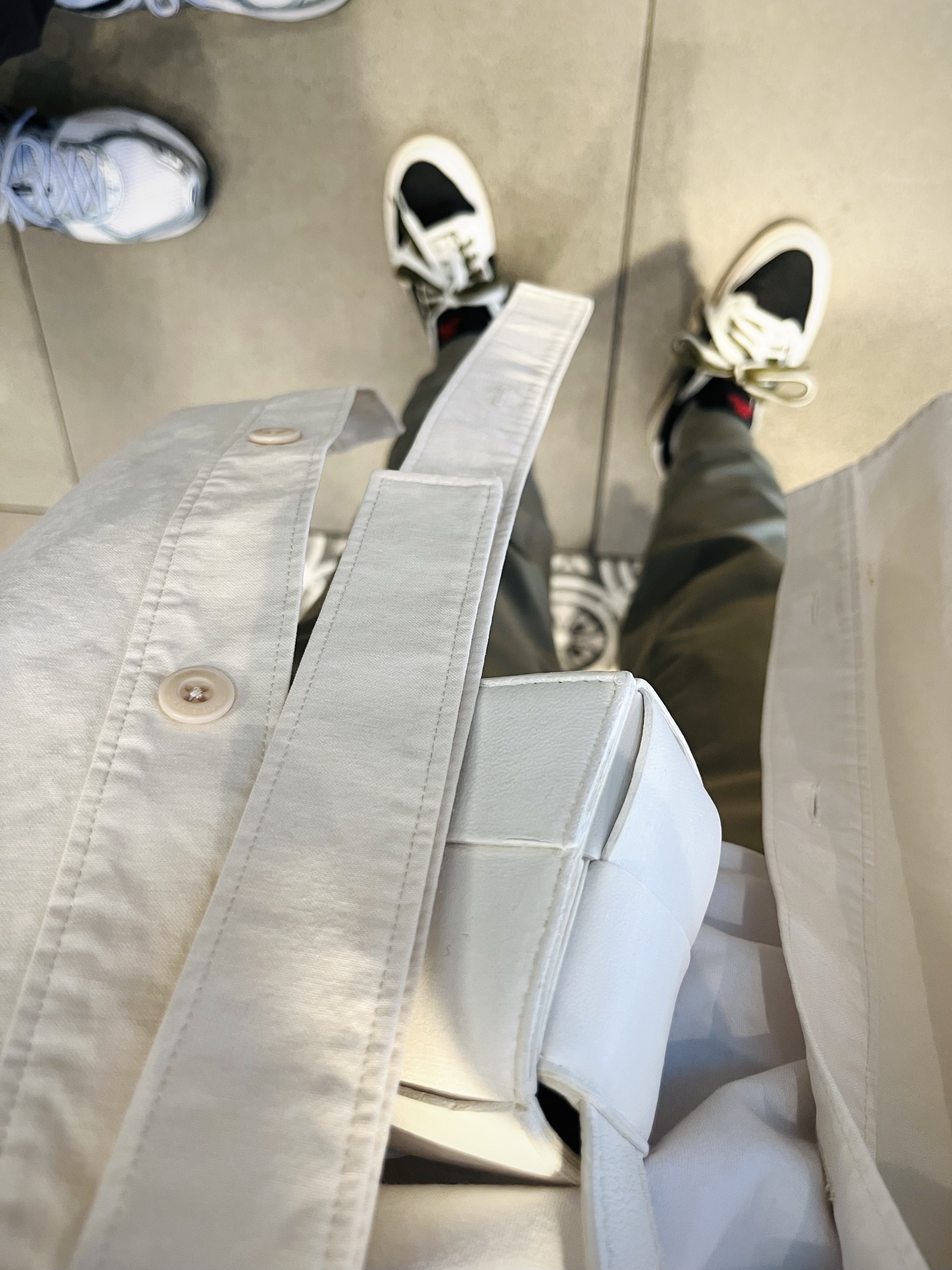 (W) Jordan 1 x Travis Scott Retro Low OG SP Medium Olive, Bottega Veneta Mini Leather Cassette White 착용 스타일