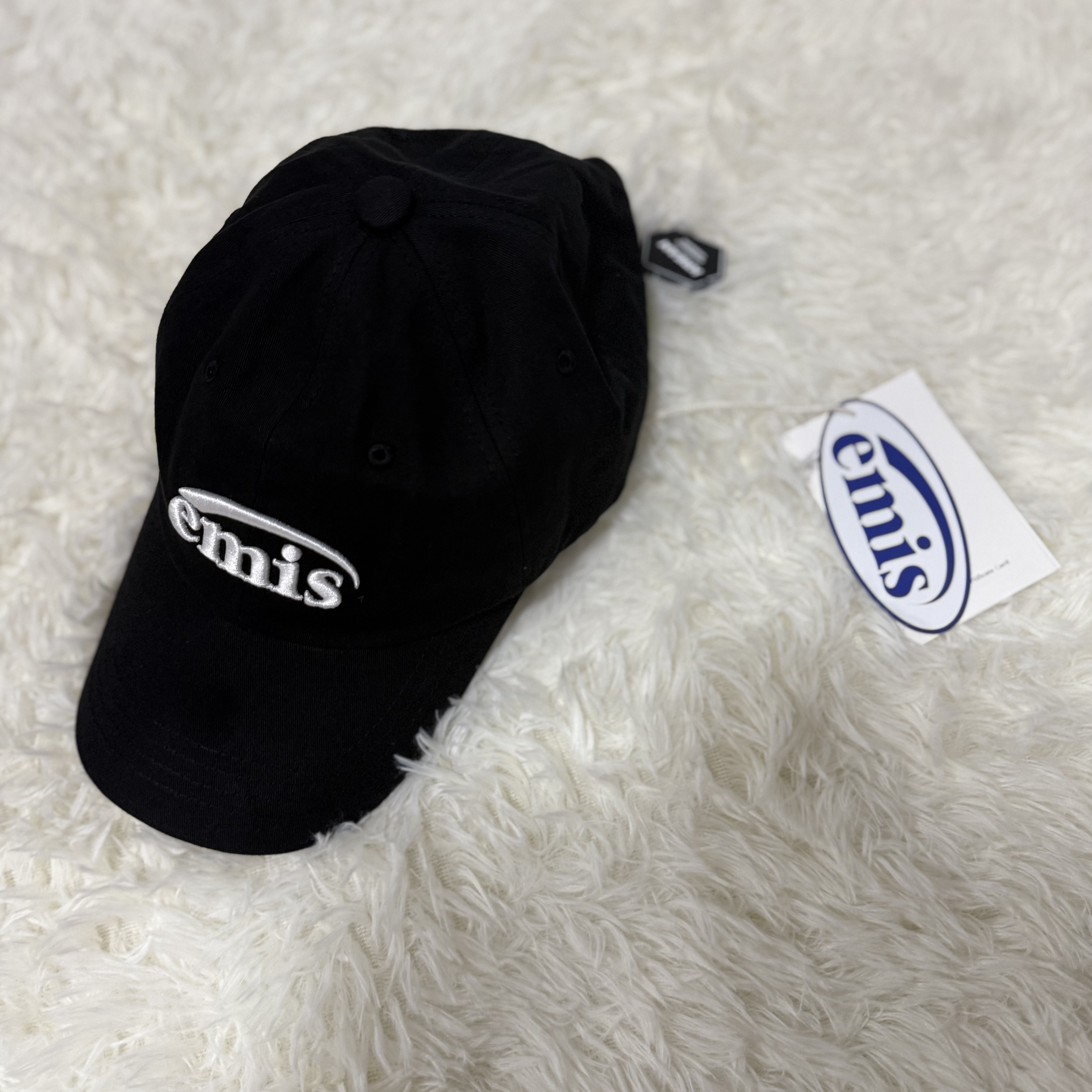 Emis New Logo Emis Cap Black 착용 스타일