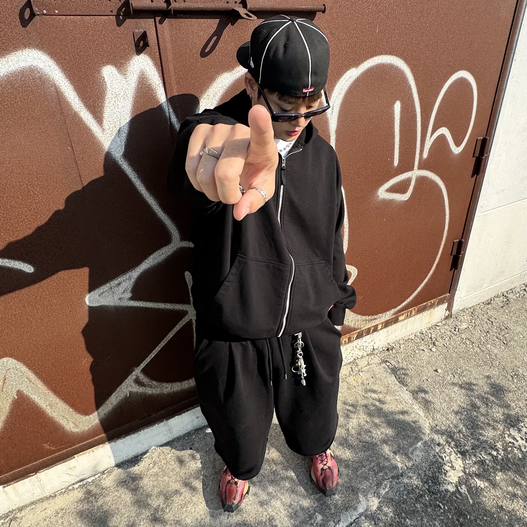 Nike x Matthew M Williams Zoom 004 Rust Factor, Supreme Piping Script Logo New Era Black - 25SS 착용 스타일 - 1