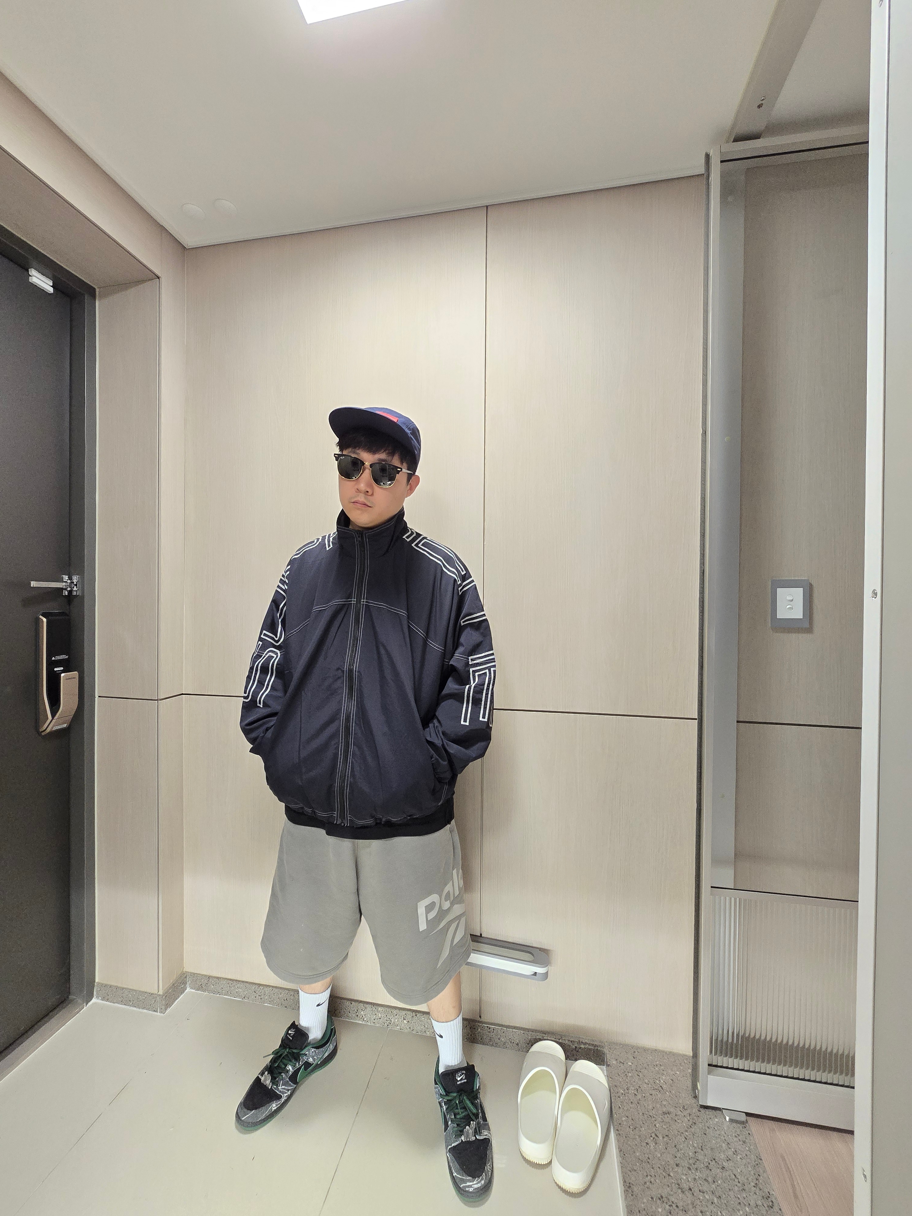 Supreme Spellout Embroidered Track Jacket Black - 25SS, Palace Tri Slip T-Shirt Black - 24FW 착용 스타일 - 1