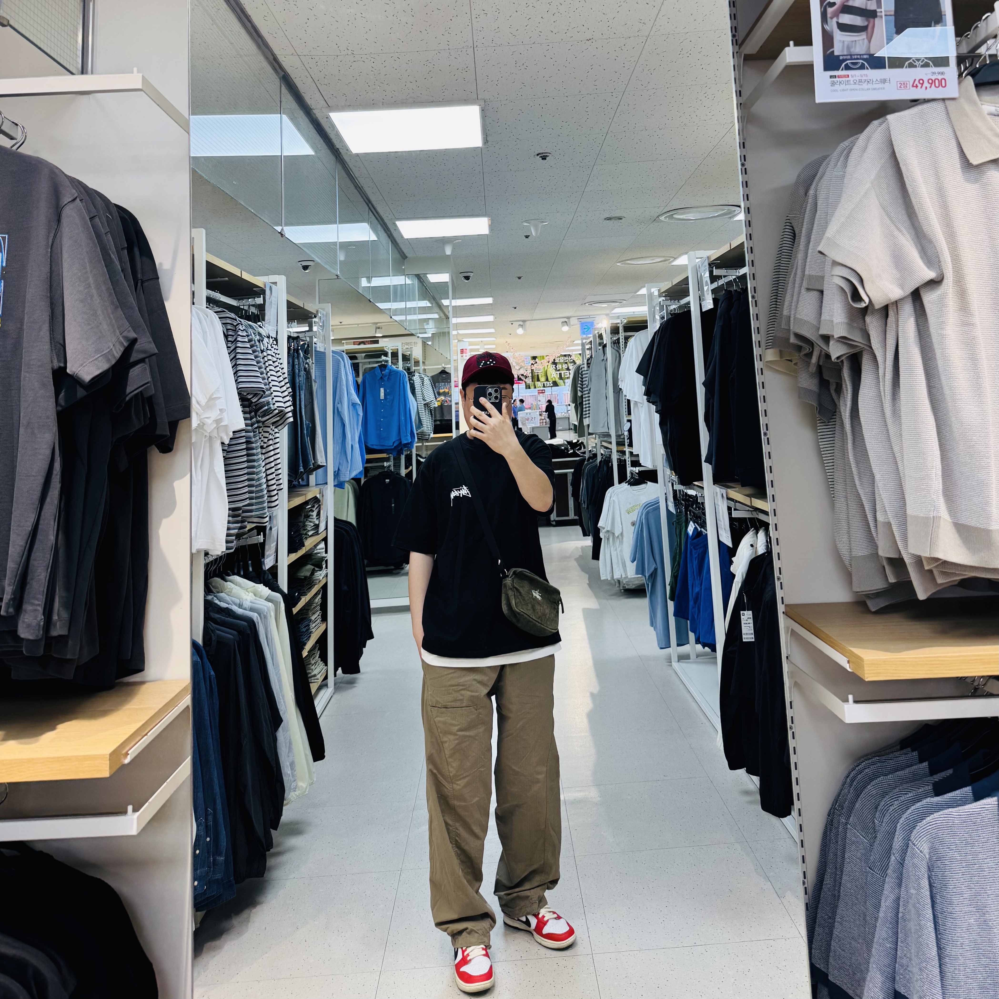 Stussy Low Profile Stock Dice Snapback Maroon, Stussy Withered Flower T-Shirt Black 착용 스타일 - 1
