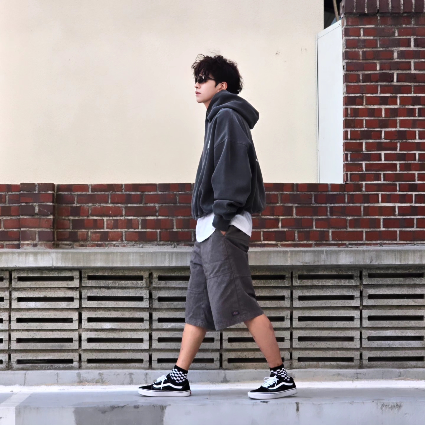Punch Drunk Parties Circle Logo Garment Dyed Hoodie Khaki, Vans ComfyCush Old Skool Black True white 착용 스타일 - 4