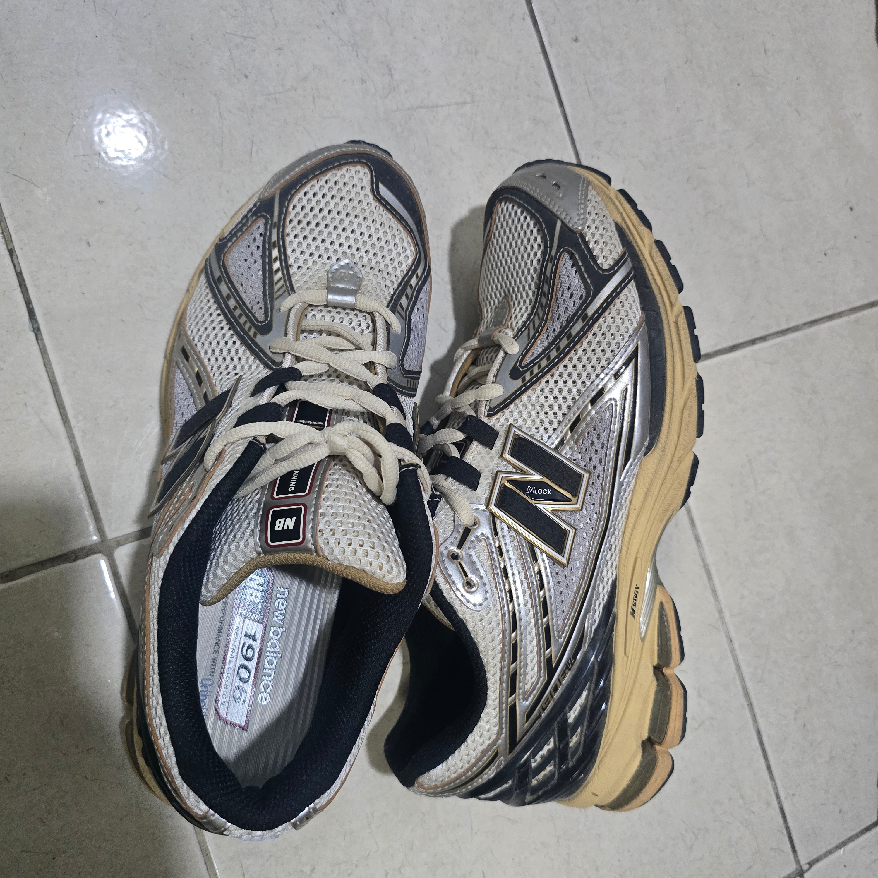 New Balance 1906R Vintage Grey Metallic Silver 착용 스타일