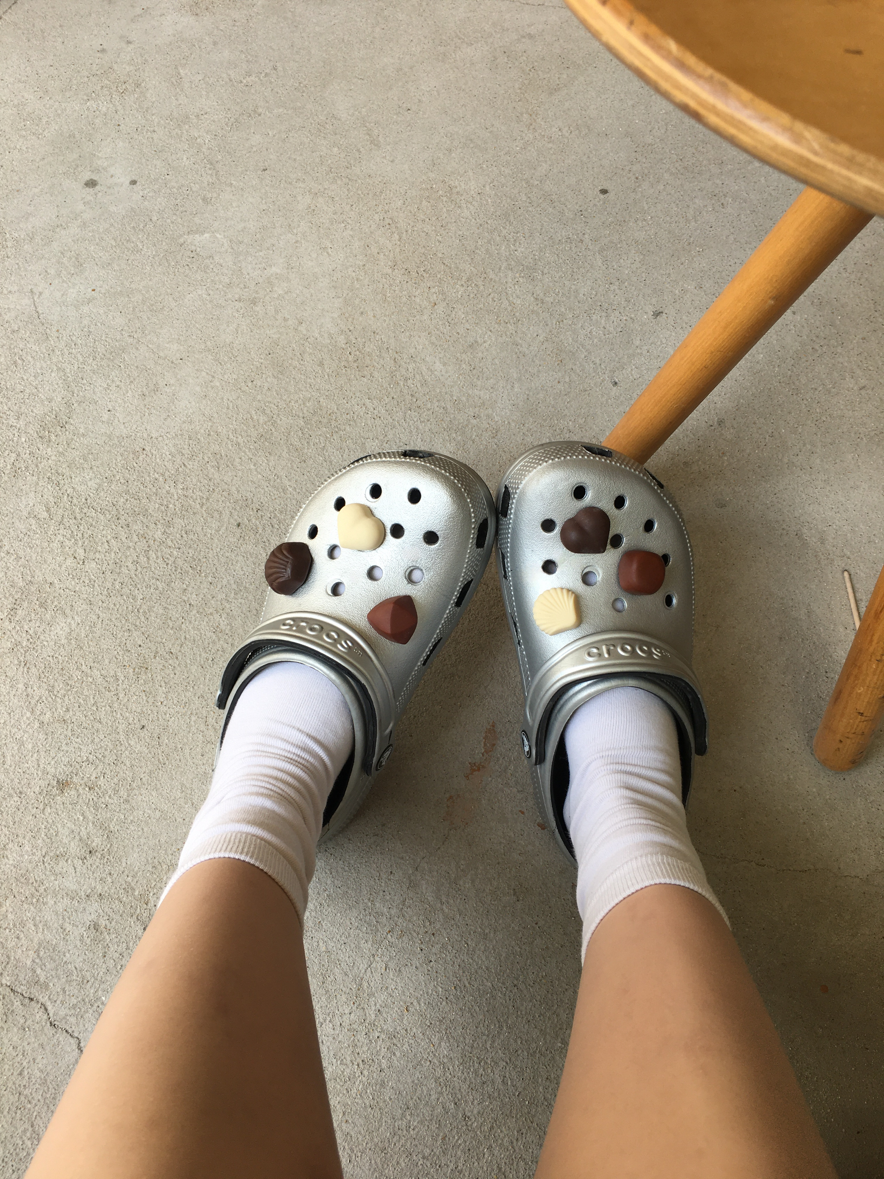 Crocs Classic Metallic Clog Silver, (W) Mischief Denim Bermuda Pants Faded Black 착용 스타일 - 2