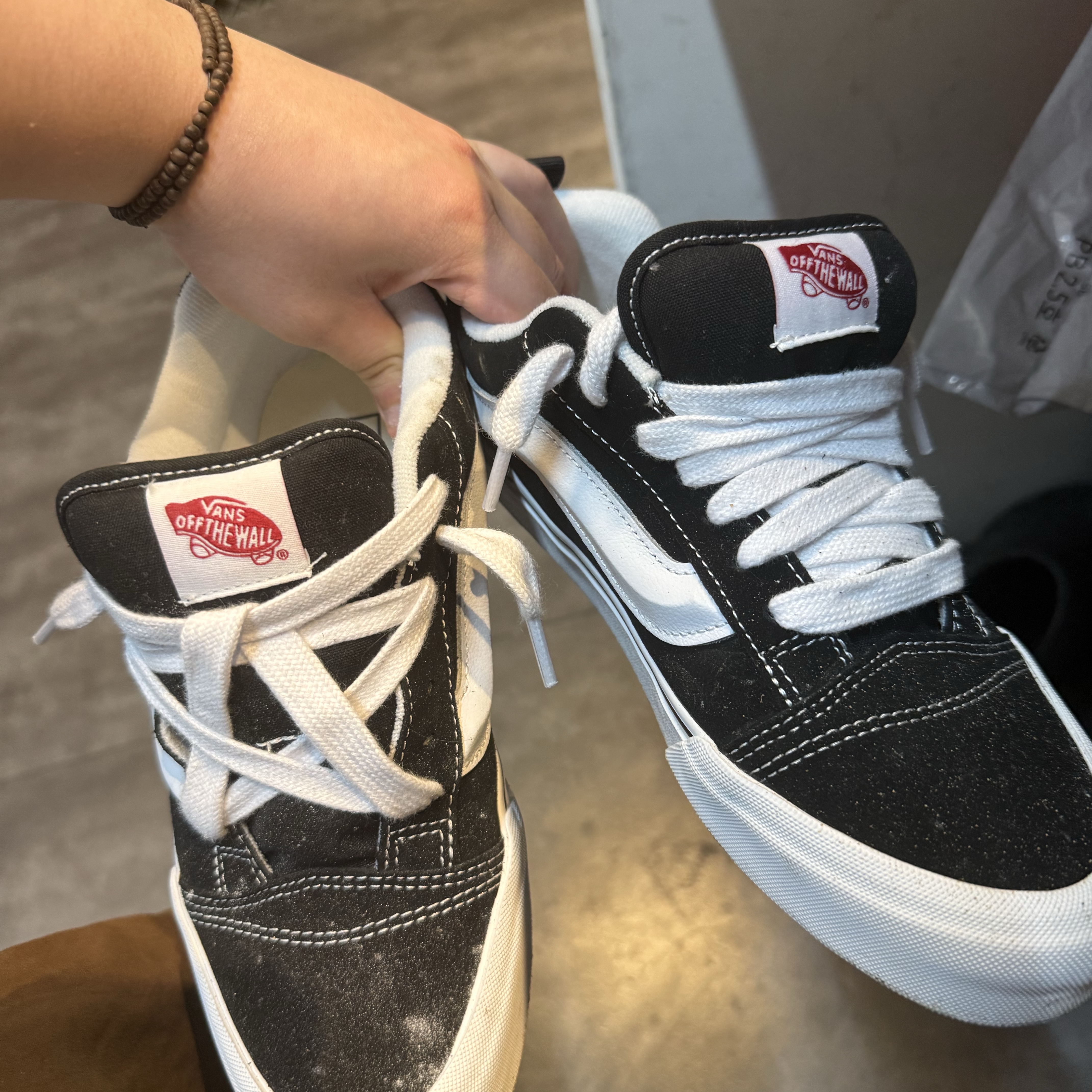 Vans Knu-Skool Black True White 착용 스타일