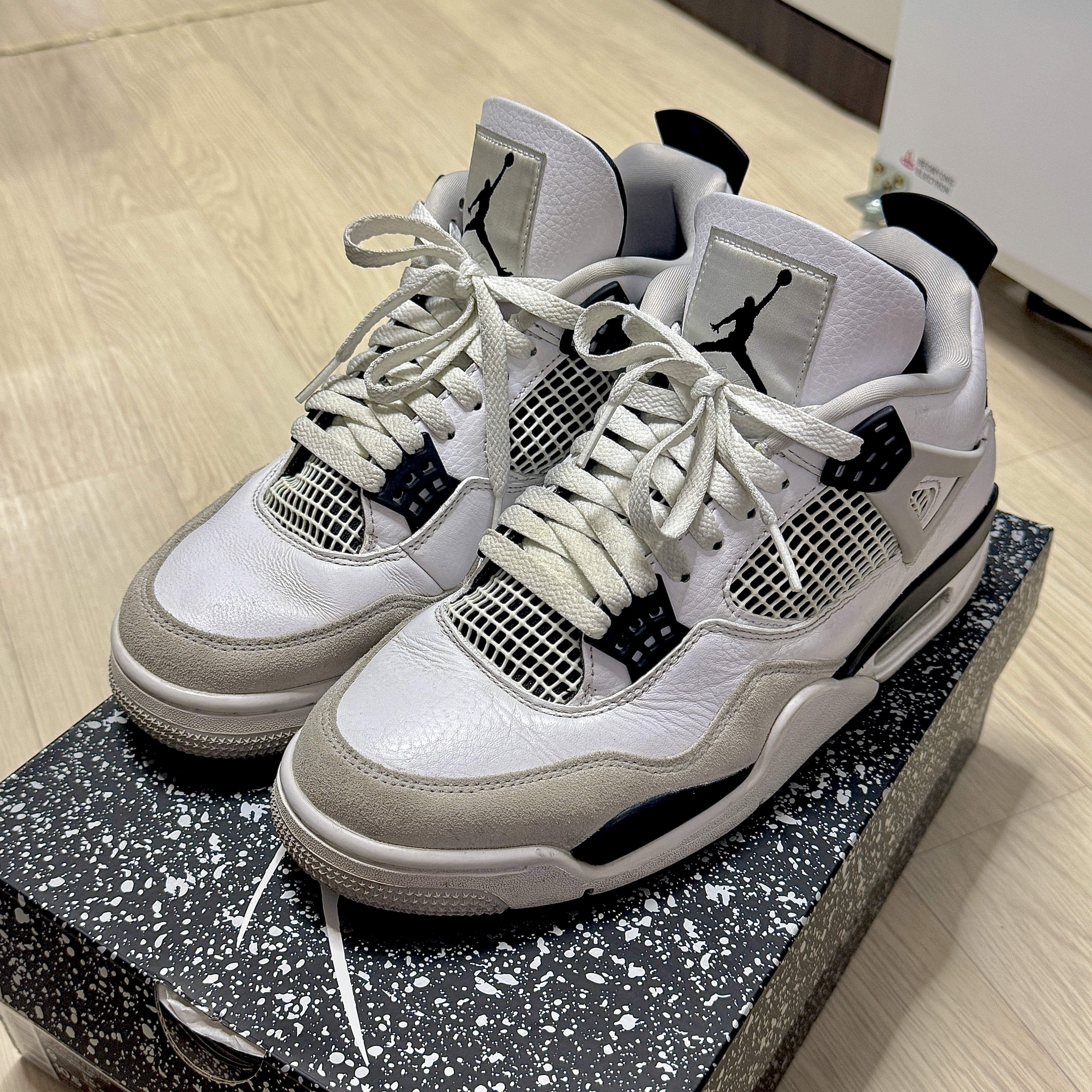 Jordan 4 Retro White and Black 착용 스타일