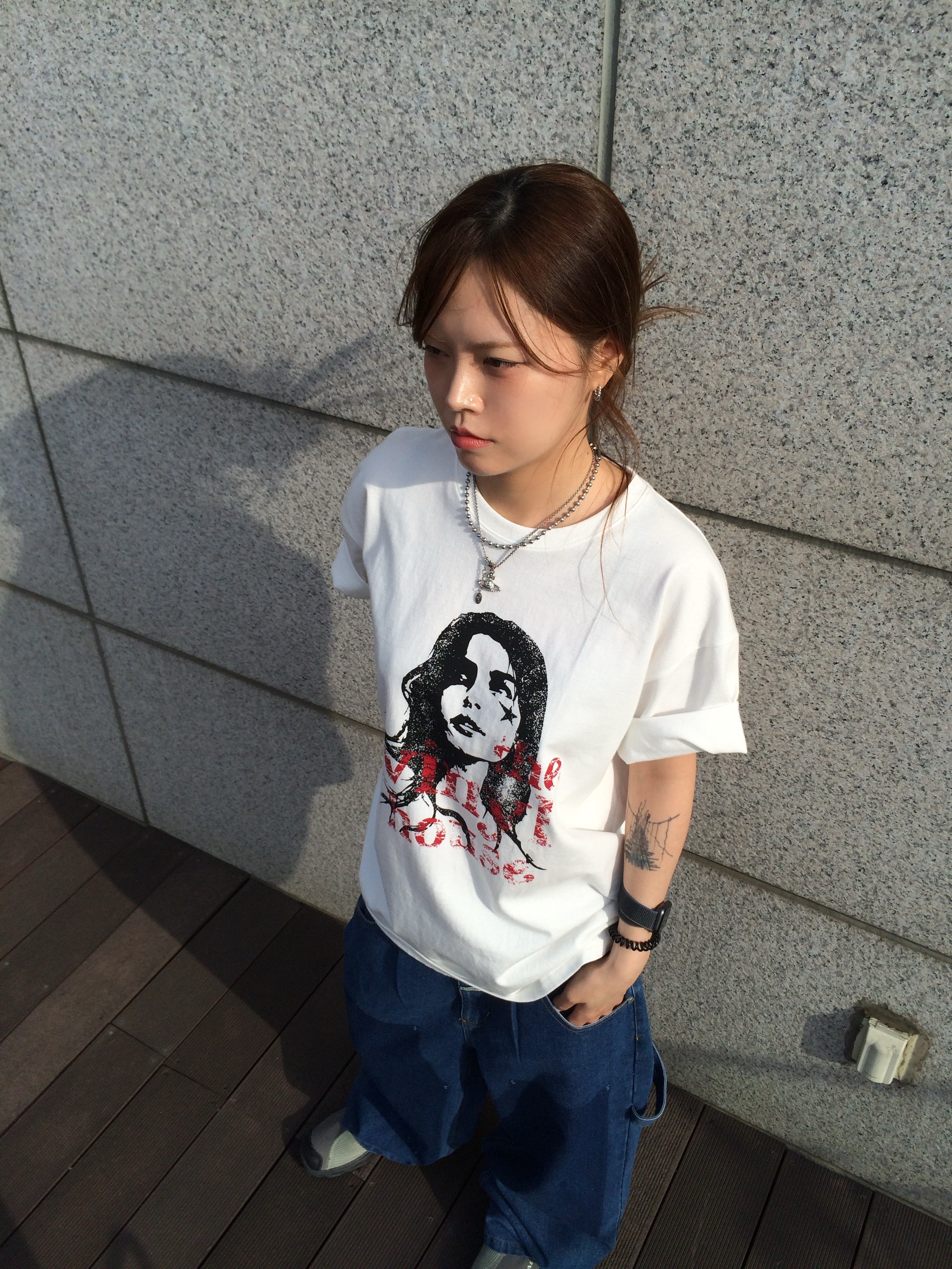 Thevinylhouse Vintage Woman Tee White, Salomon RX Slide 3.0 Pewter 착용 스타일